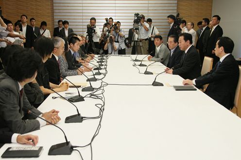野田总理在总理大臣官邸会见了前总理菅和市民团体等。