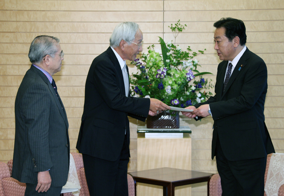 野田总理在总理大臣官邸会见了日本商工会议所会头冈村正。