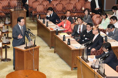 野田总理出席了参议院预算委员会。