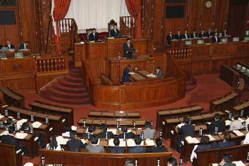 野田总理出席了参议院全体会议。