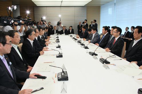 野田总理出席了在总理大臣官邸召开的有关每月例行经济报告等的相关阁僚会议。