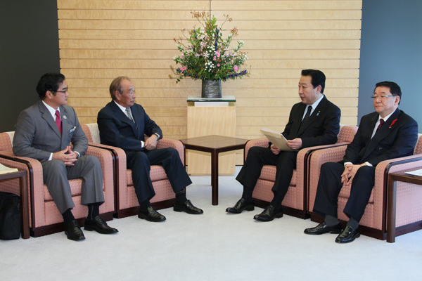 野田总理在总理大臣官邸与冲绳县知事仲井真以及宜野湾市长佐喜真举行了会谈。