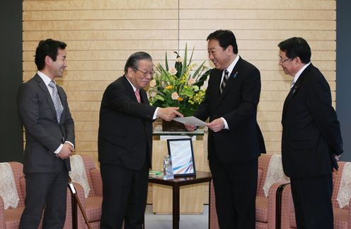 野田总理在总理大臣官邸接受了足长育英会会长玉井义臣的拜会。