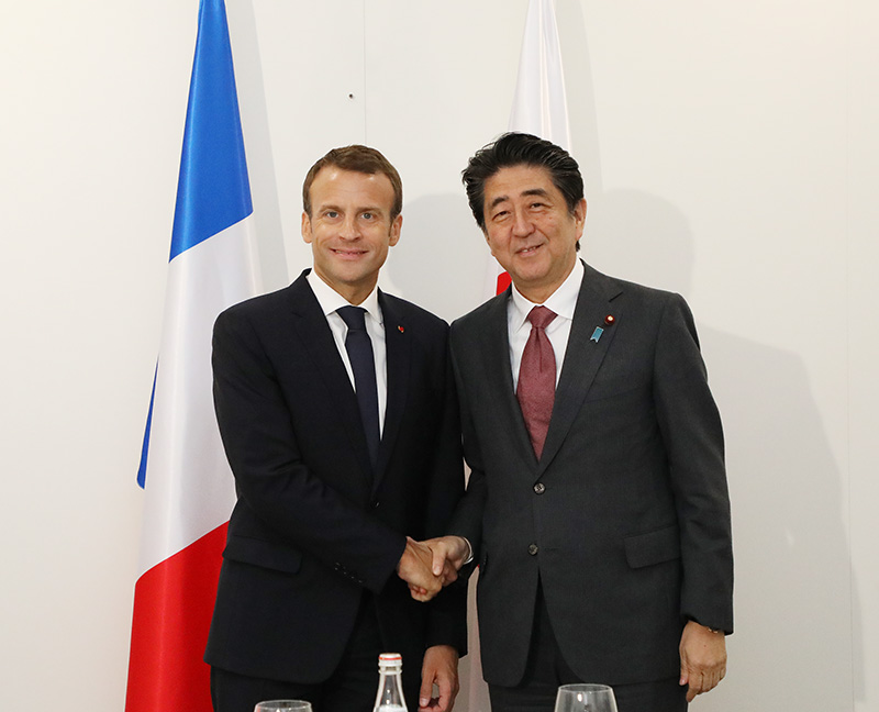 マクロン・フランス共和国大統領と握手する安倍総理