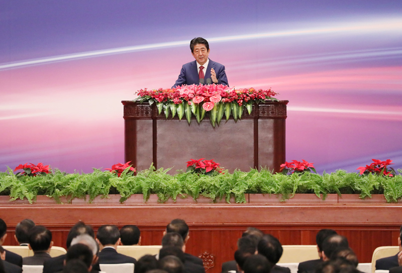 日中第三国市場協力フォーラムでスピーチする安倍総理３