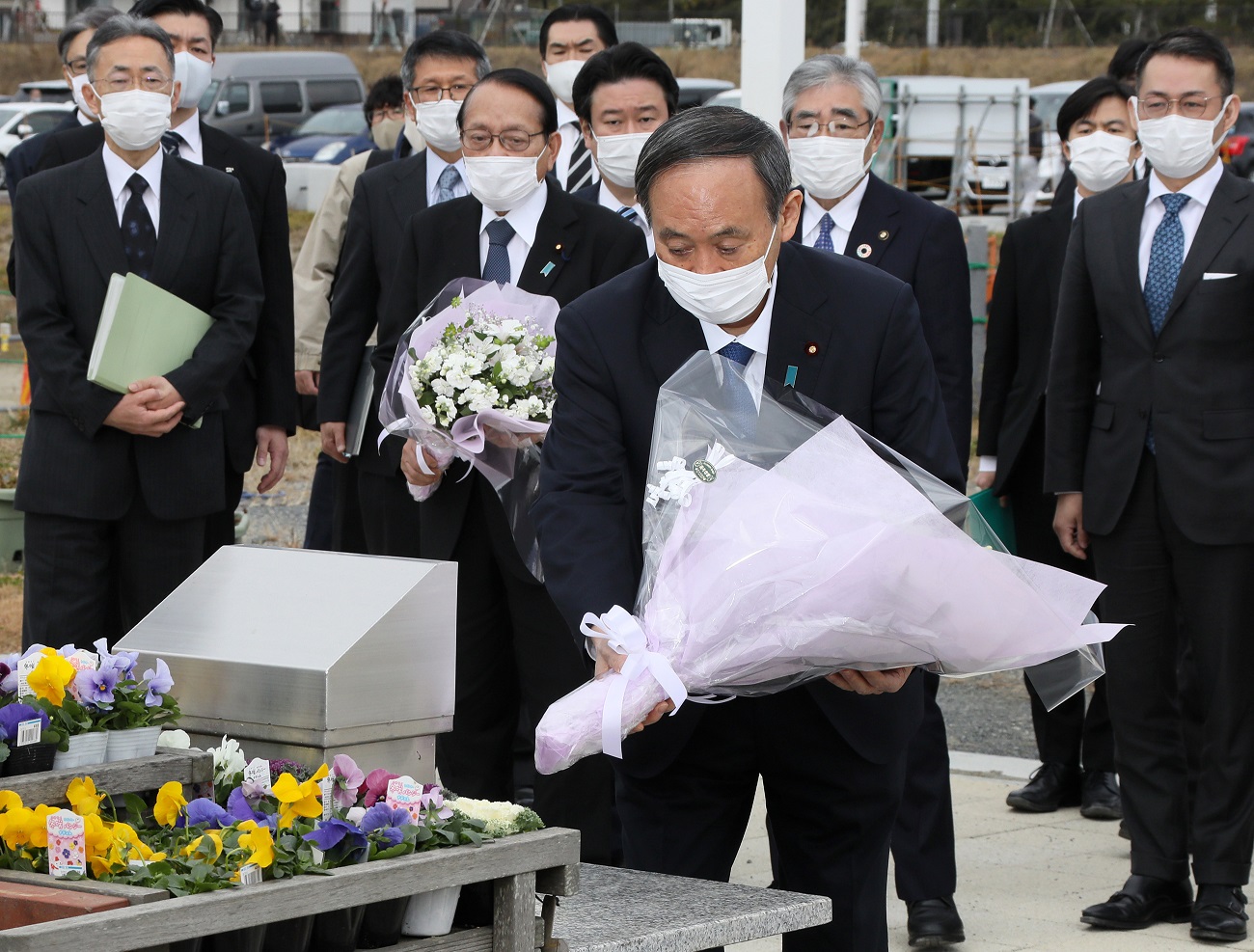 石巻南浜津波復興祈念公園で献花をする菅総理１