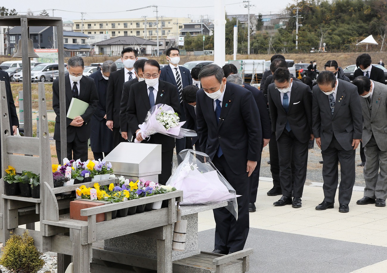 石巻南浜津波復興祈念公園で献花をする菅総理２