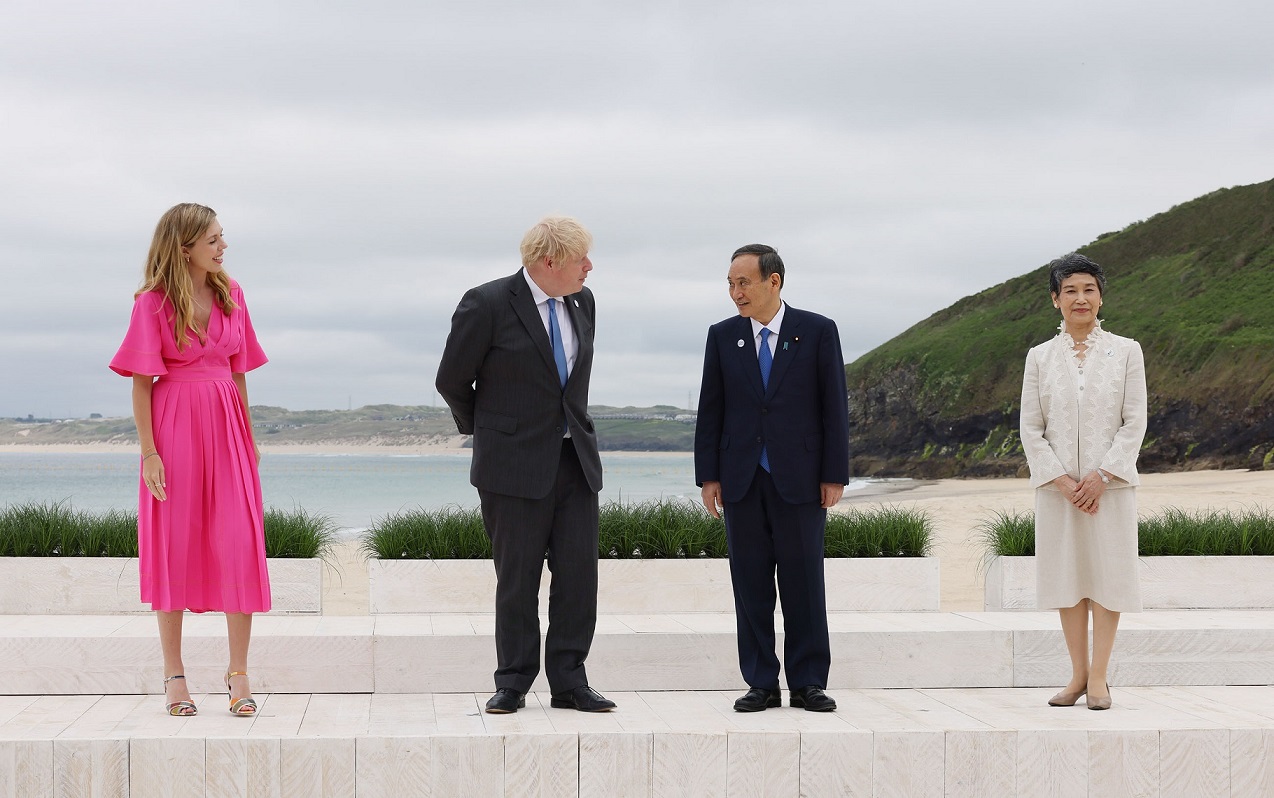 ジョンソン英国首相夫妻による出迎えを受ける菅総理３