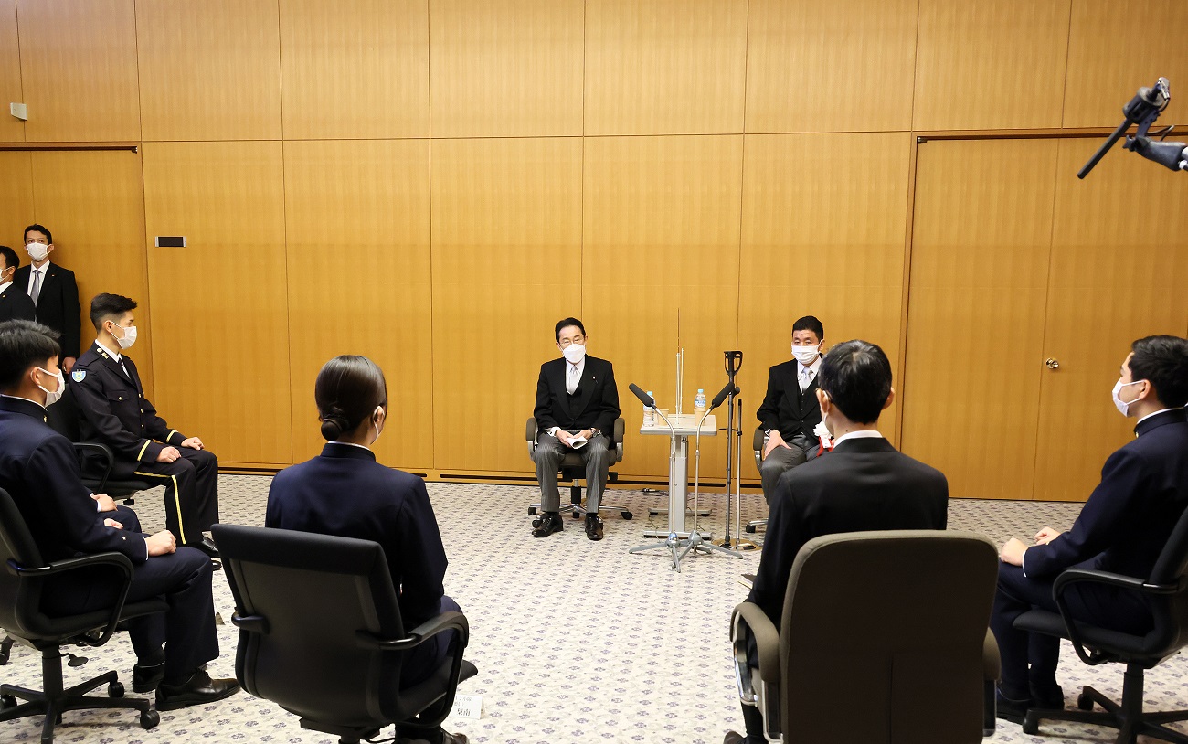 学生と車座対話を行う岸田総理１