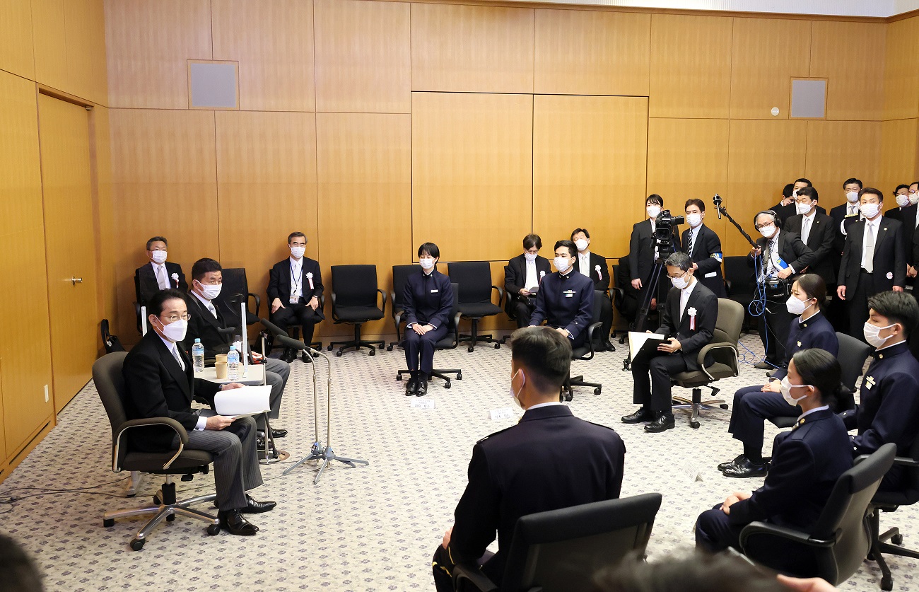 学生と車座対話を行う岸田総理２
