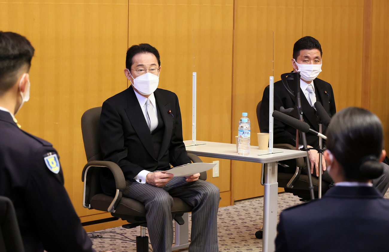 学生と車座対話を行う岸田総理４