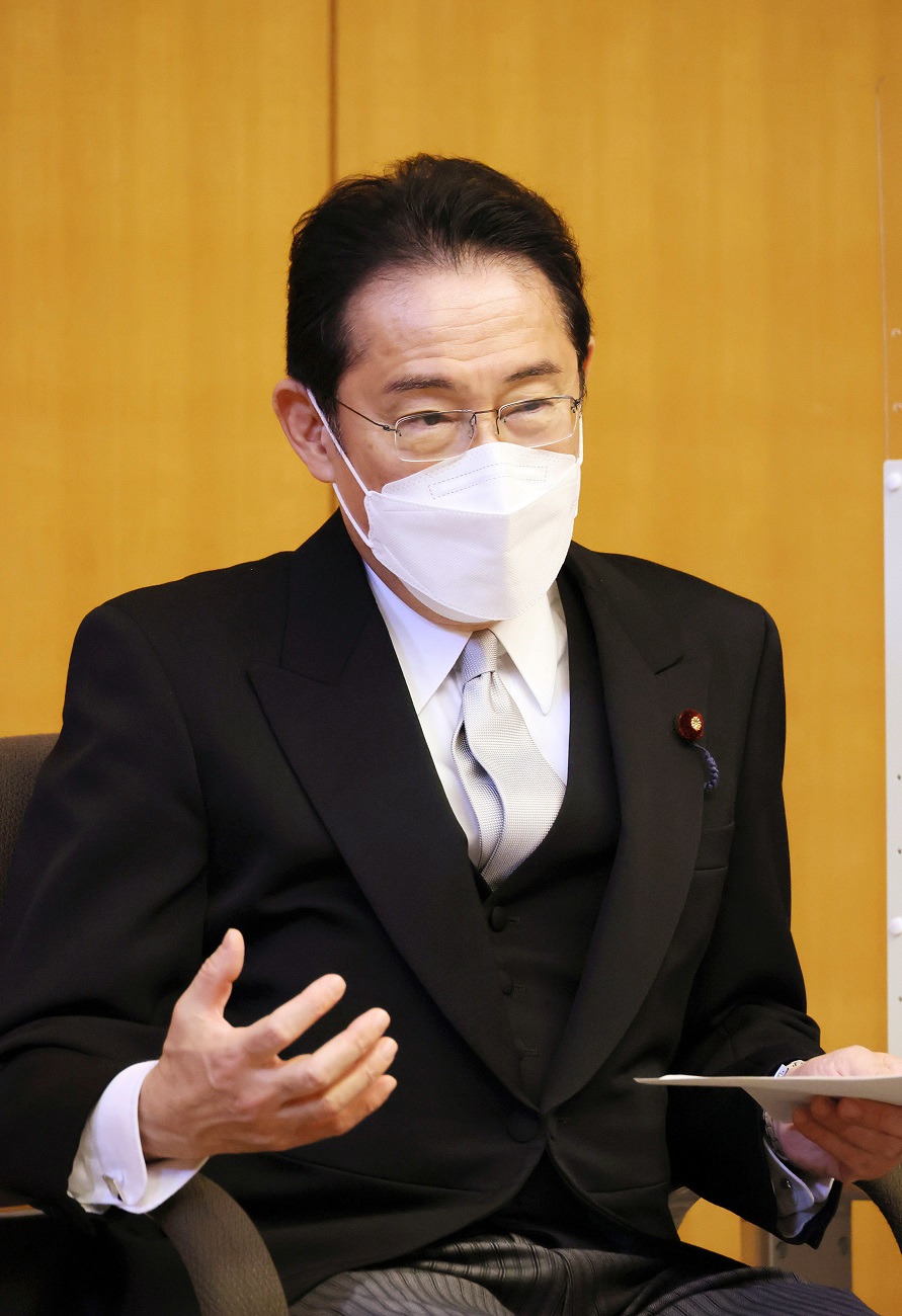 学生と車座対話を行う岸田総理６
