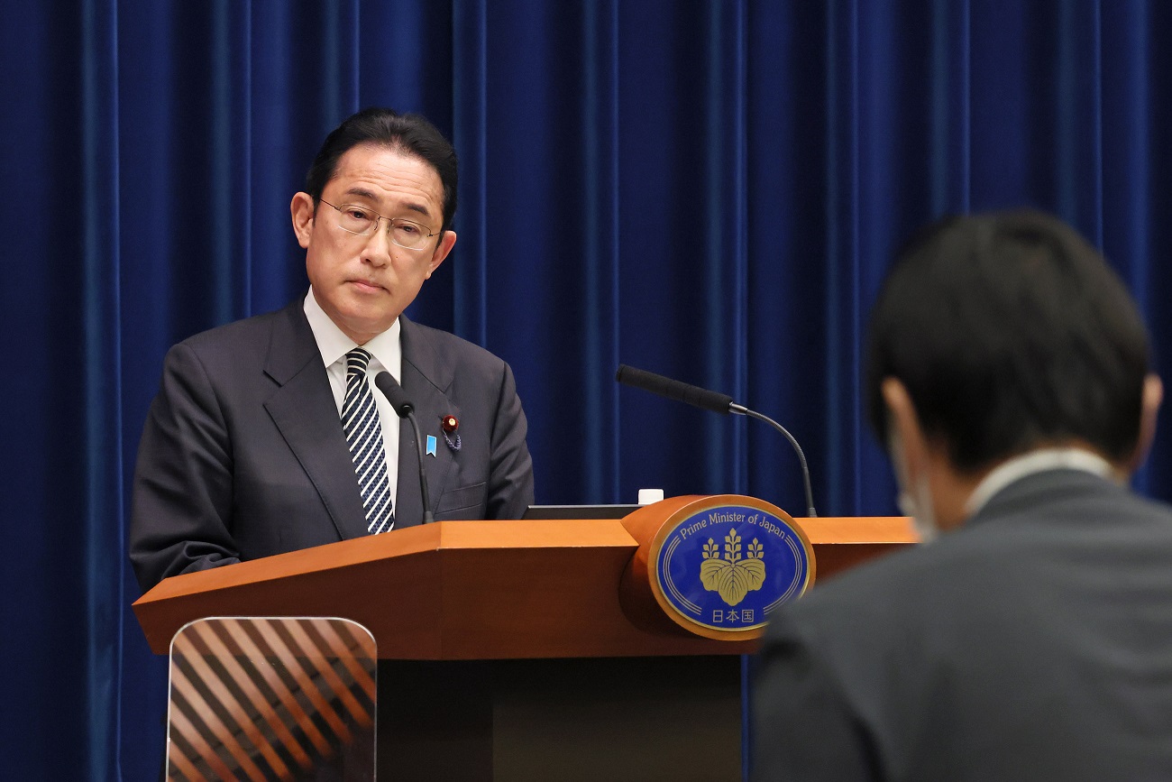 記者の質問に答える岸田総理１