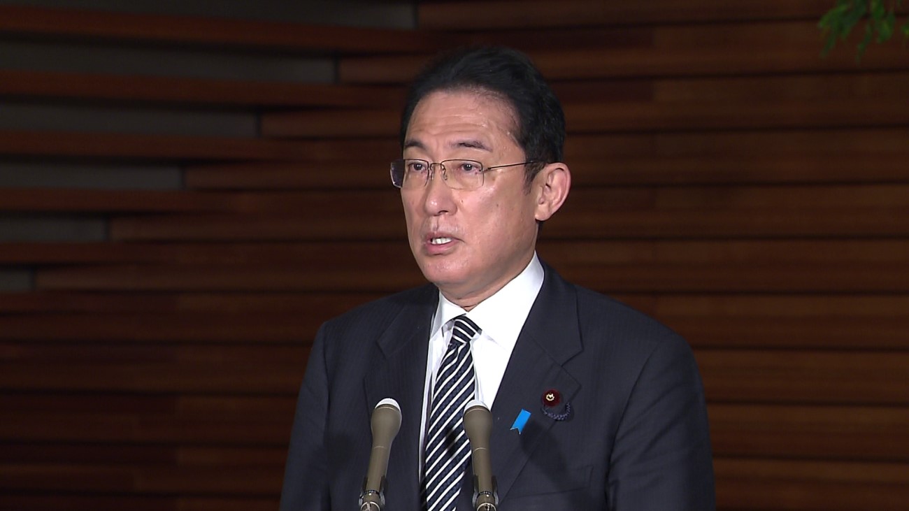 記者の質問に答える岸田総理
