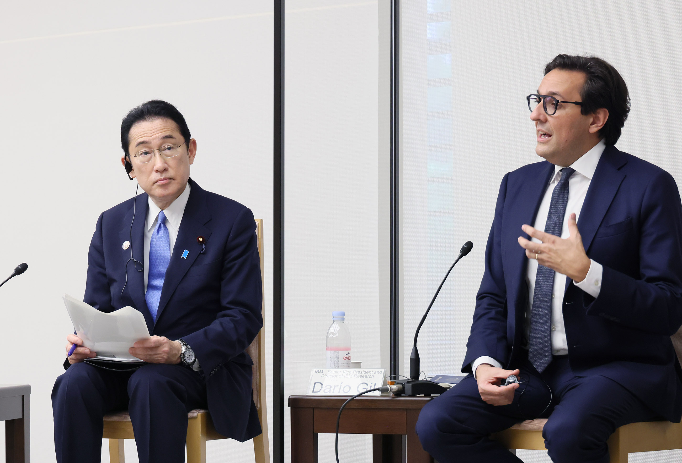 意見交換会で話を聞く岸田総理１