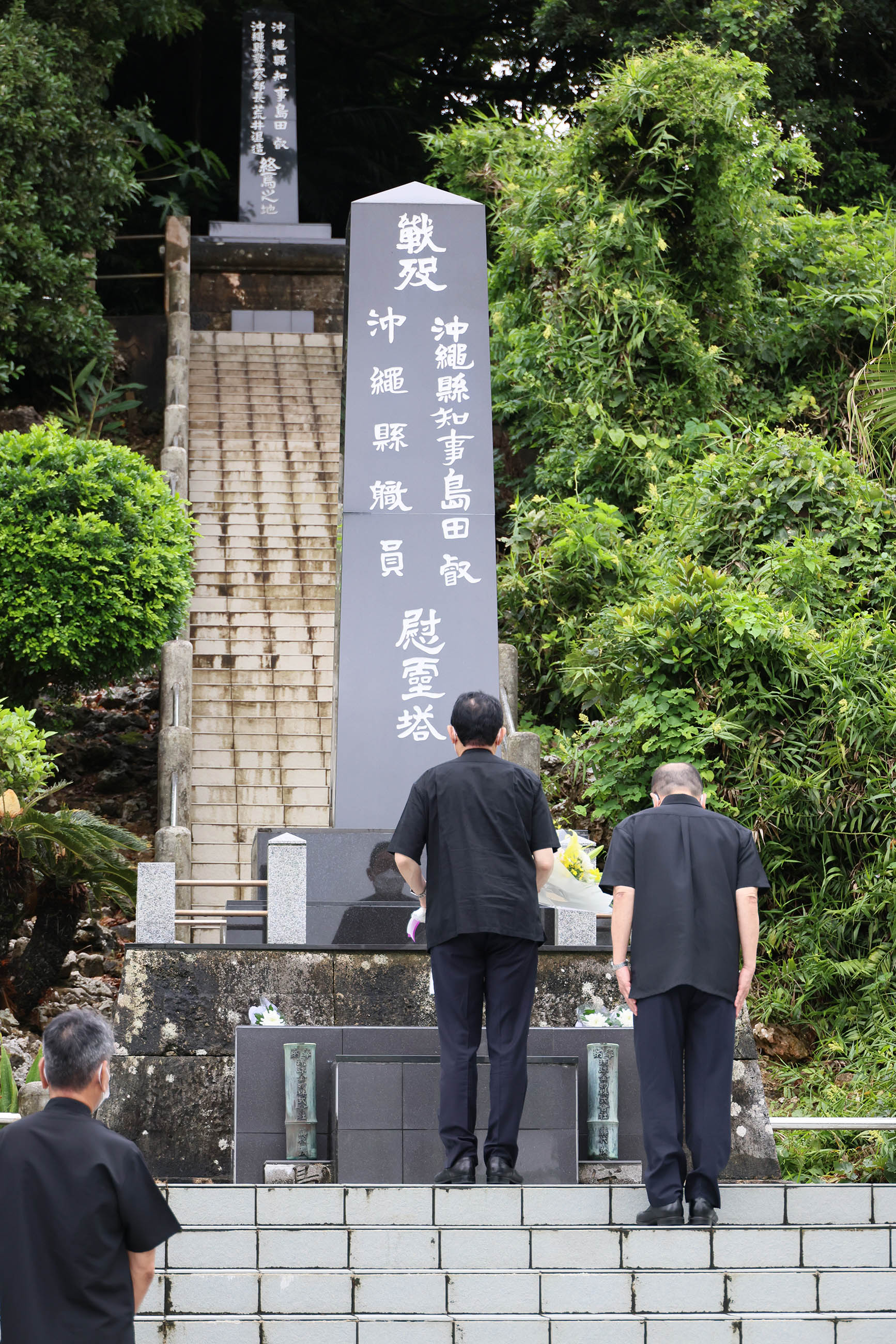 島守の塔で献花する岸田総理１