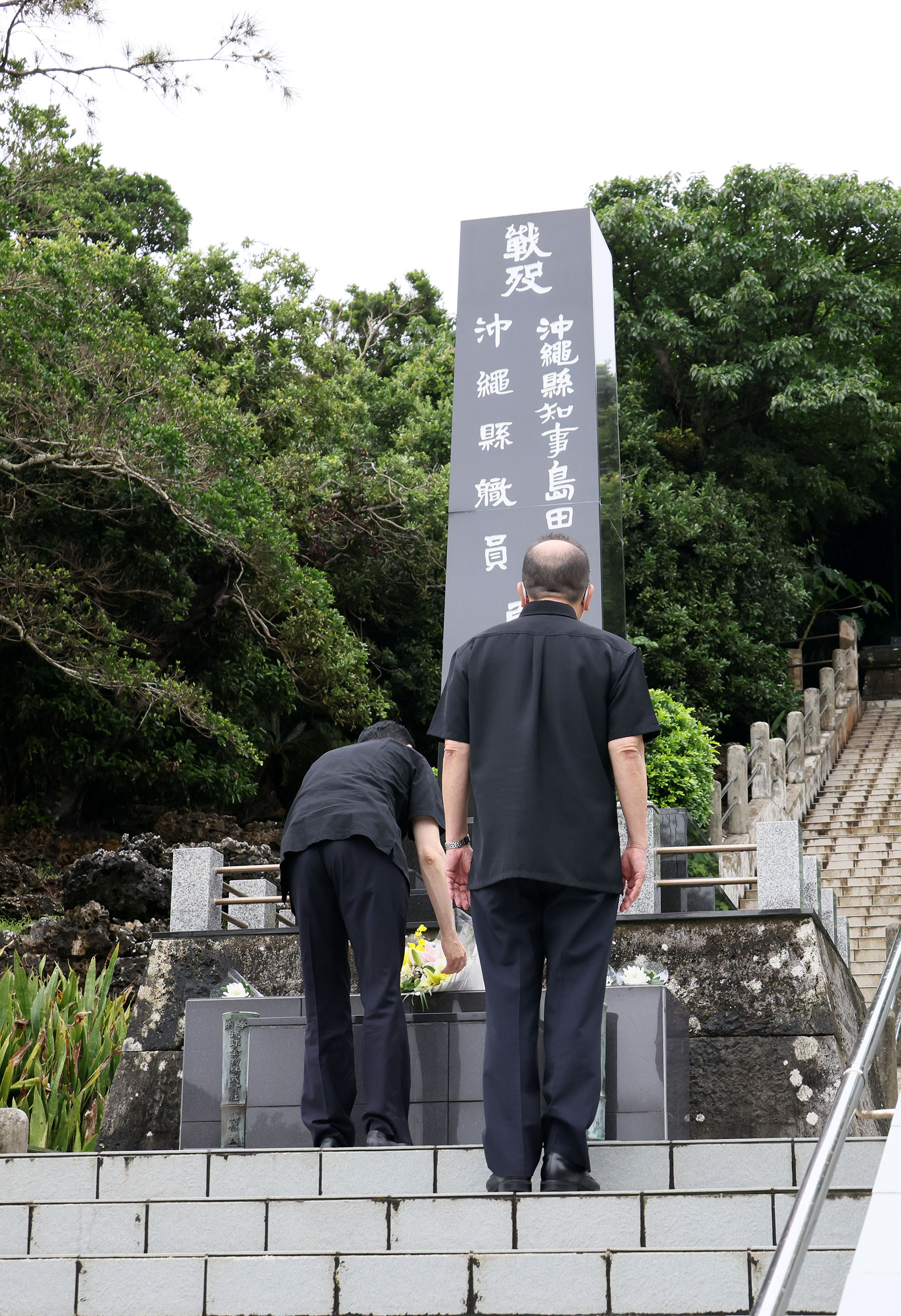 島守の塔で献花する岸田総理２