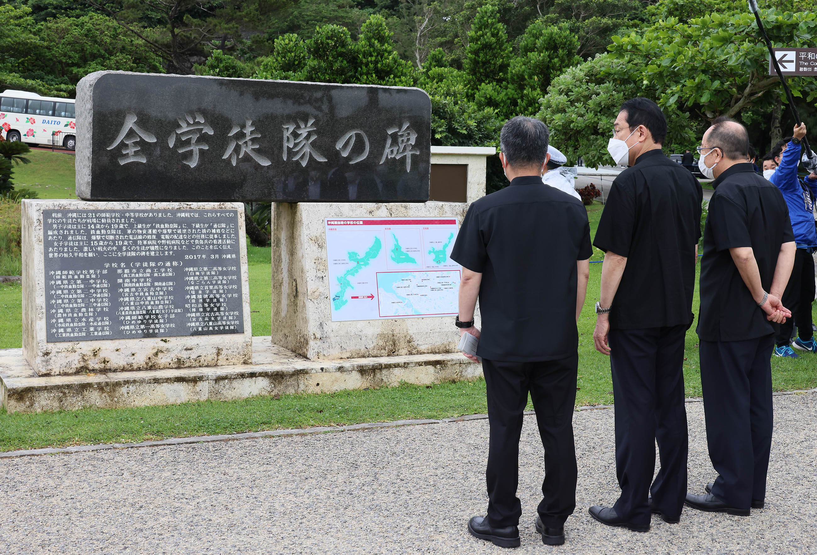 全学徒隊の碑を視察する岸田総理１
