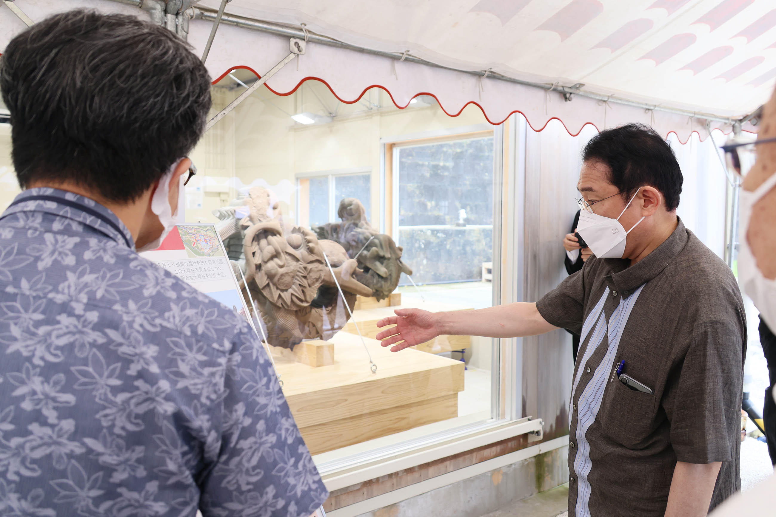 首里城を視察する岸田総理２