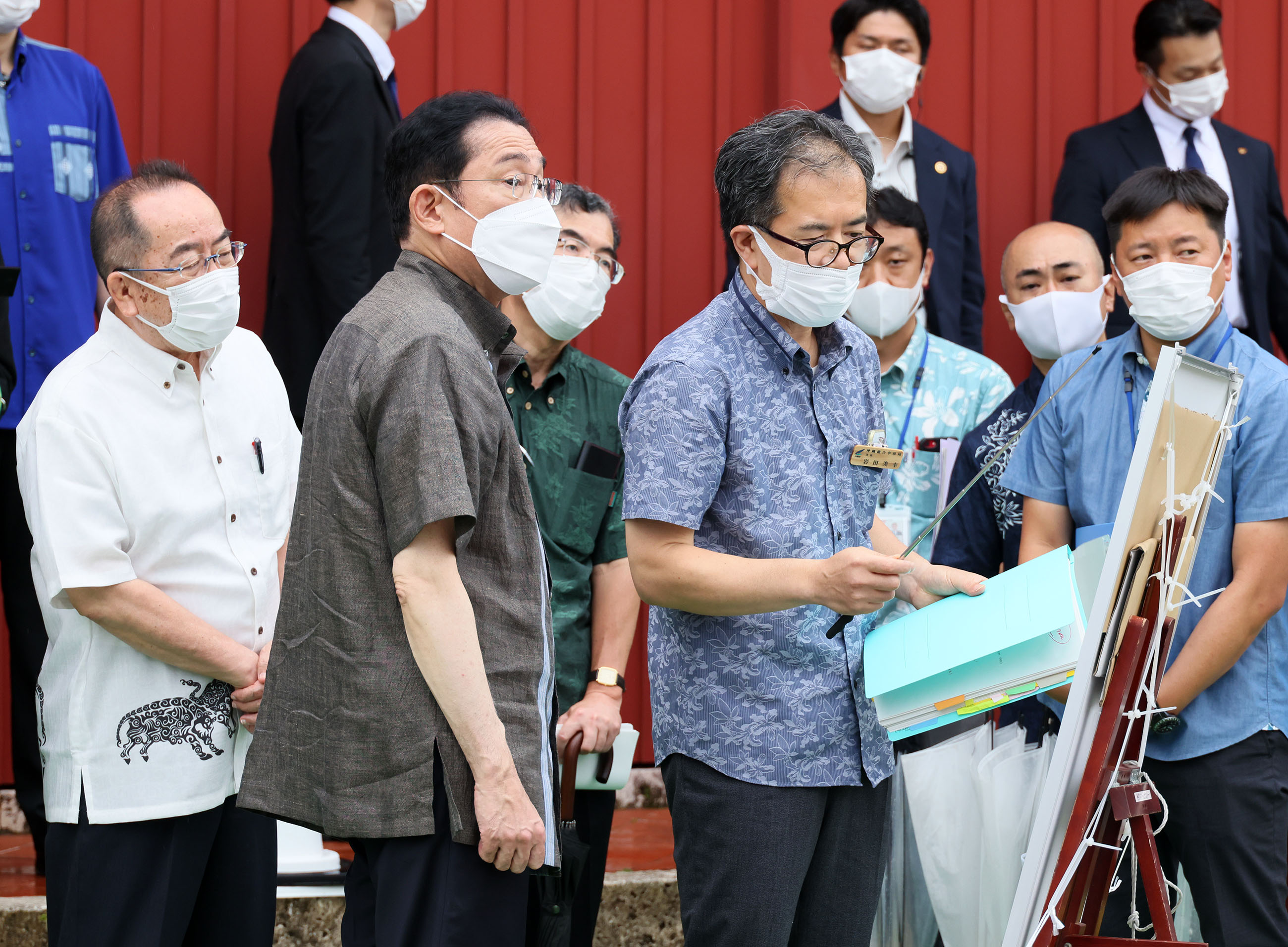 首里城を視察する岸田総理４