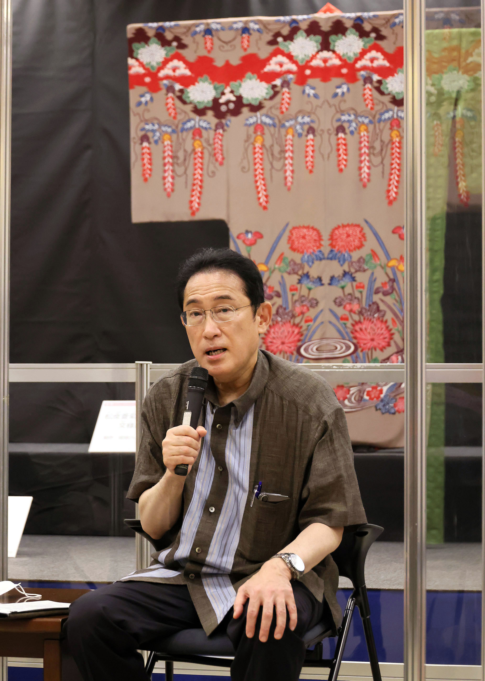 車座対話で話をする岸田総理４