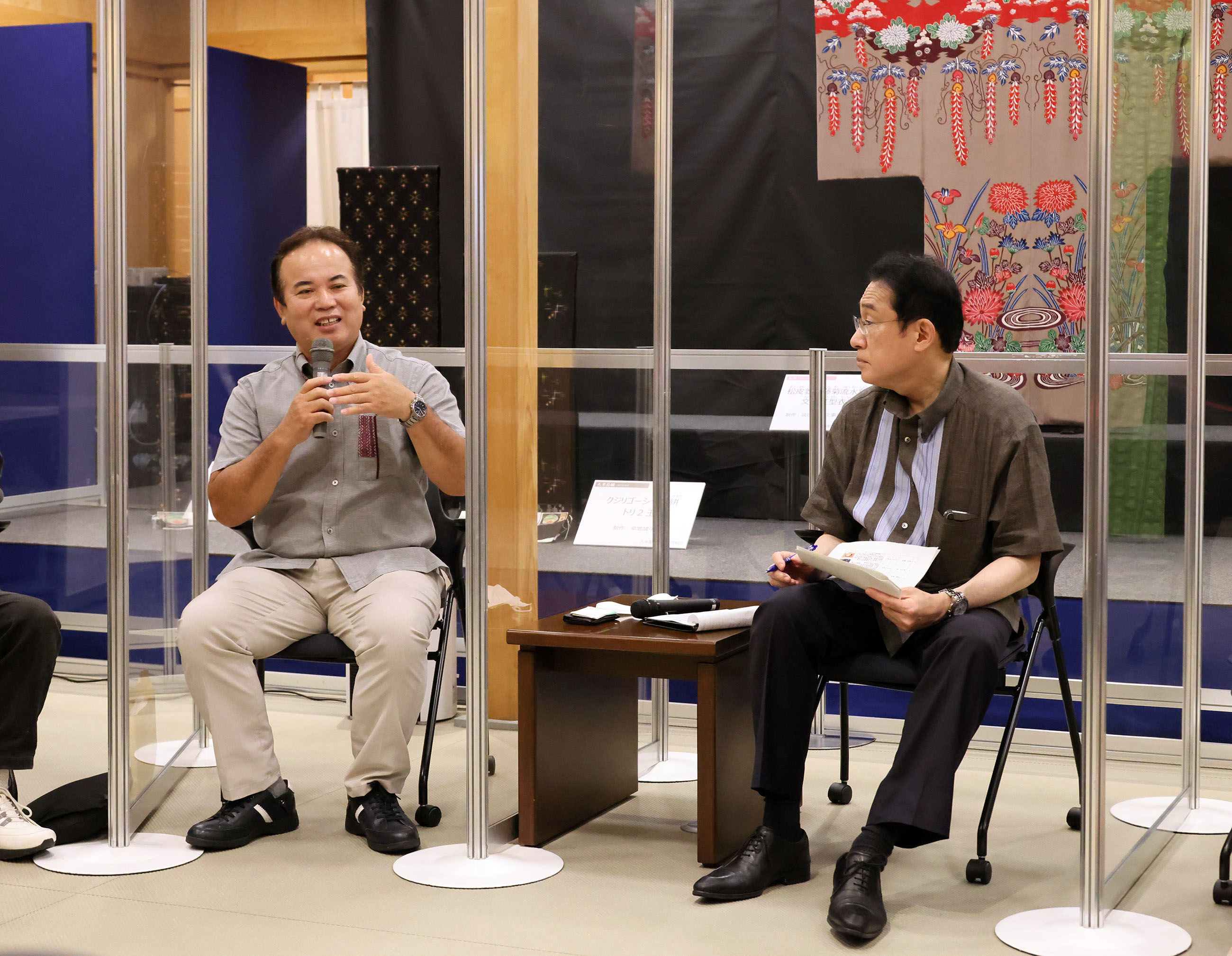 車座対話で話を聞く岸田総理２
