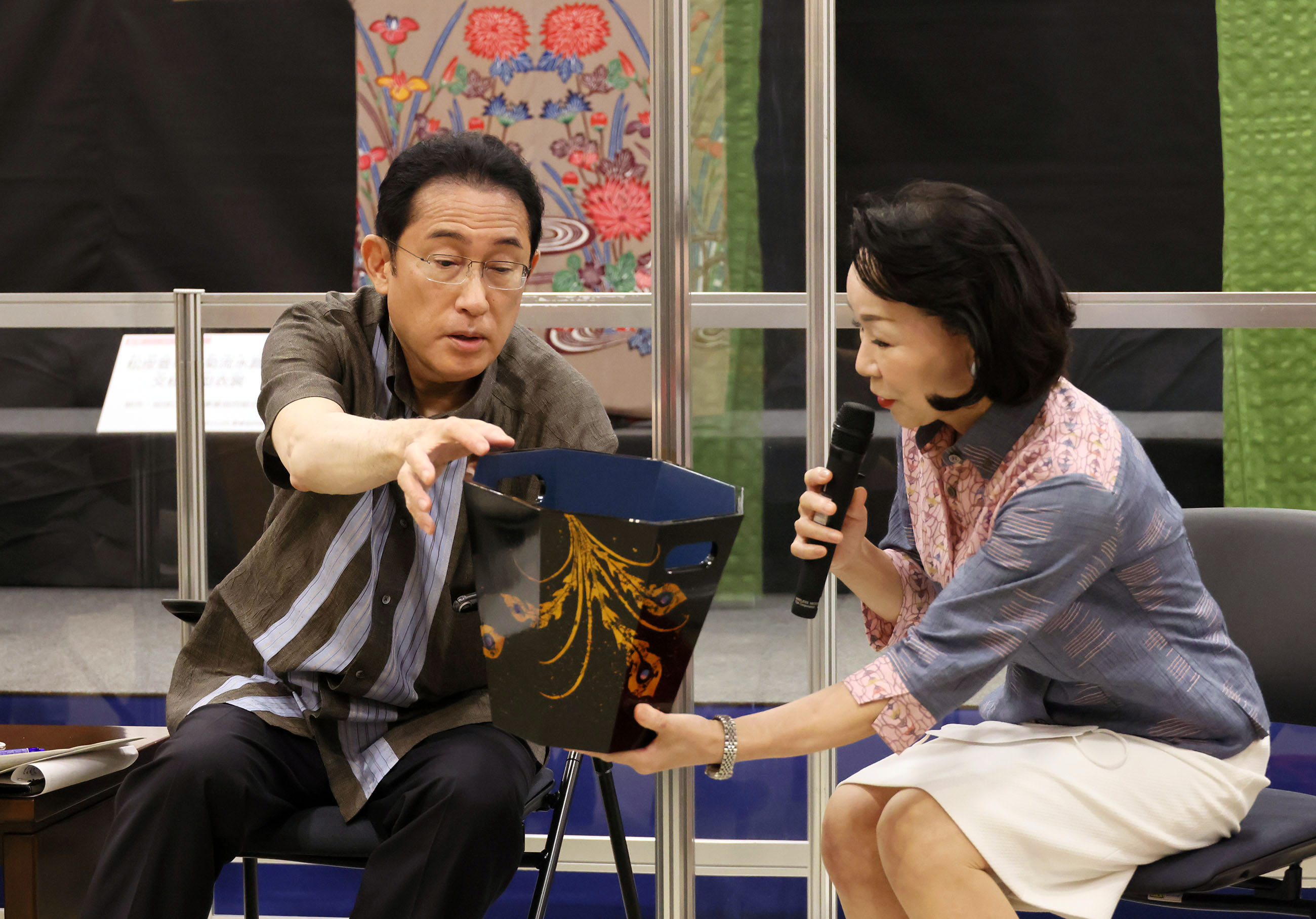 車座対話で話を聞く岸田総理３