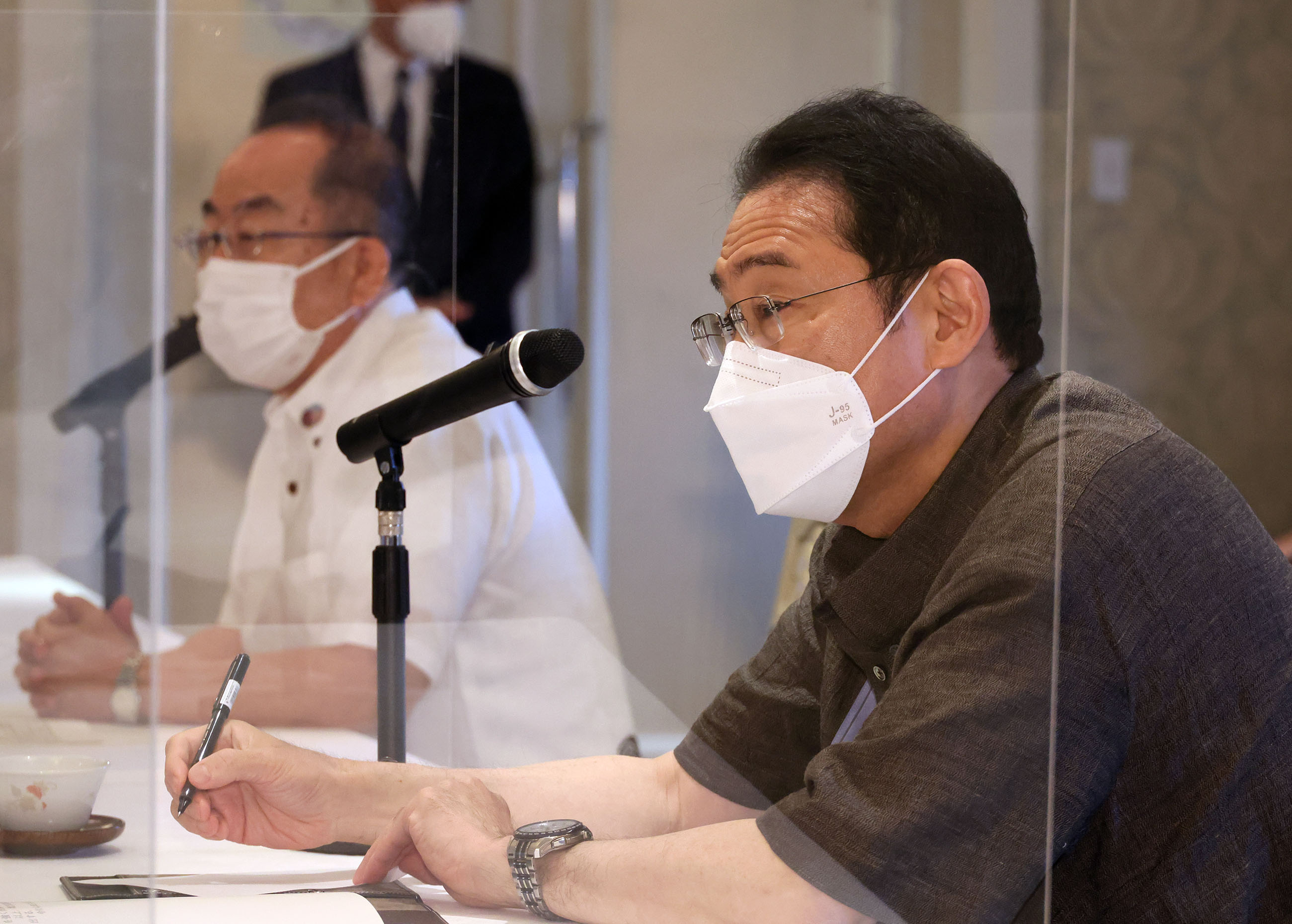 参加者の話を聞く岸田総理