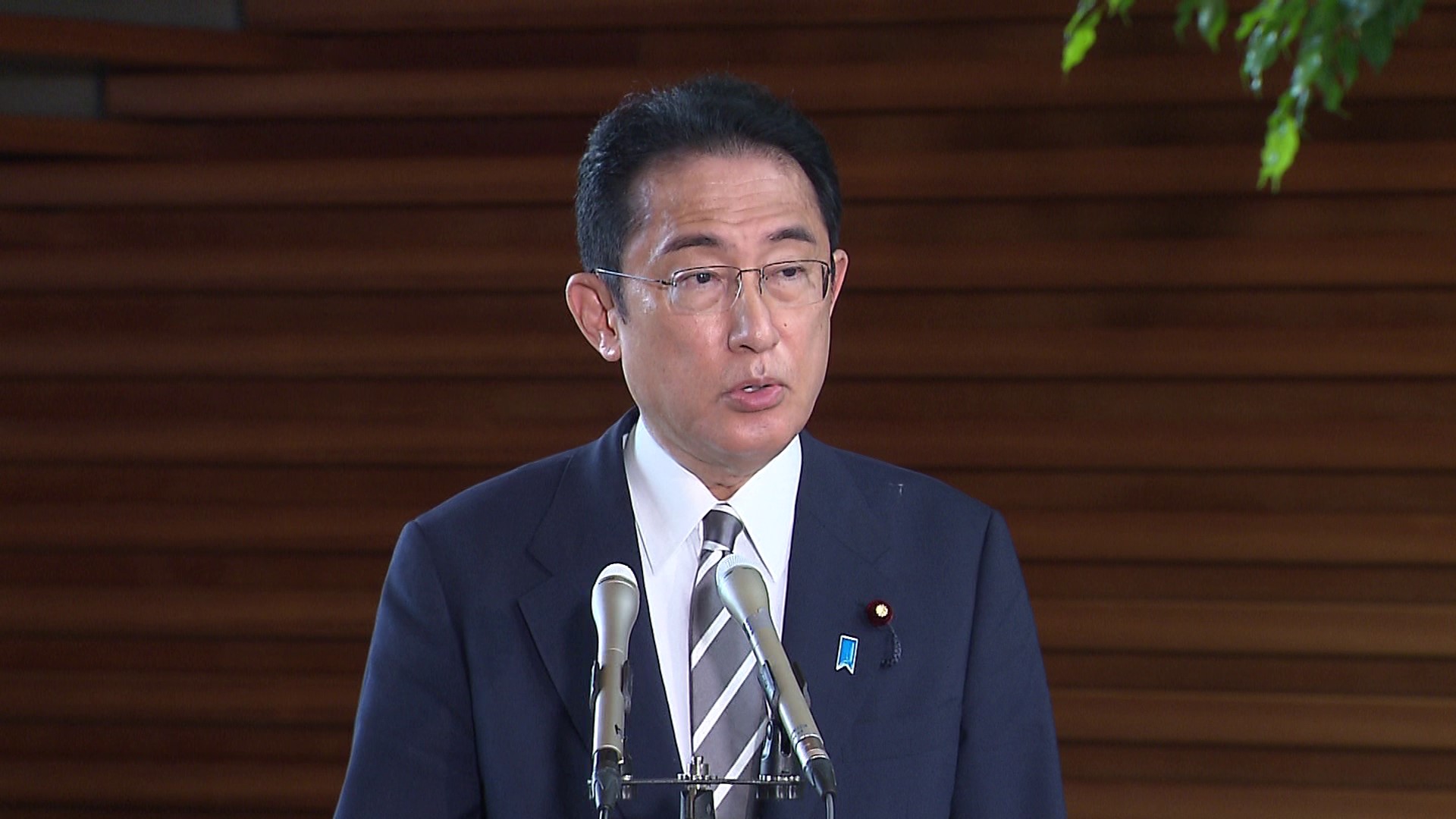 記者の質問に答える岸田総理