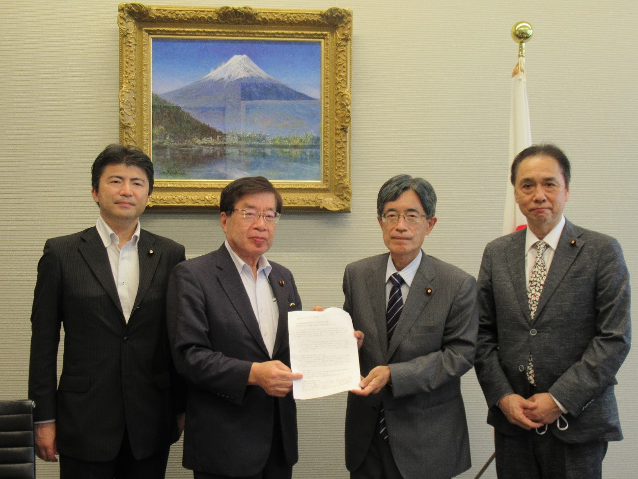自由民主党原子爆弾被爆者救済並びに核兵器の廃絶と世界恒久平和の実現を推進する議員連盟の平口洋事務局長他による寺田補佐官への表敬01