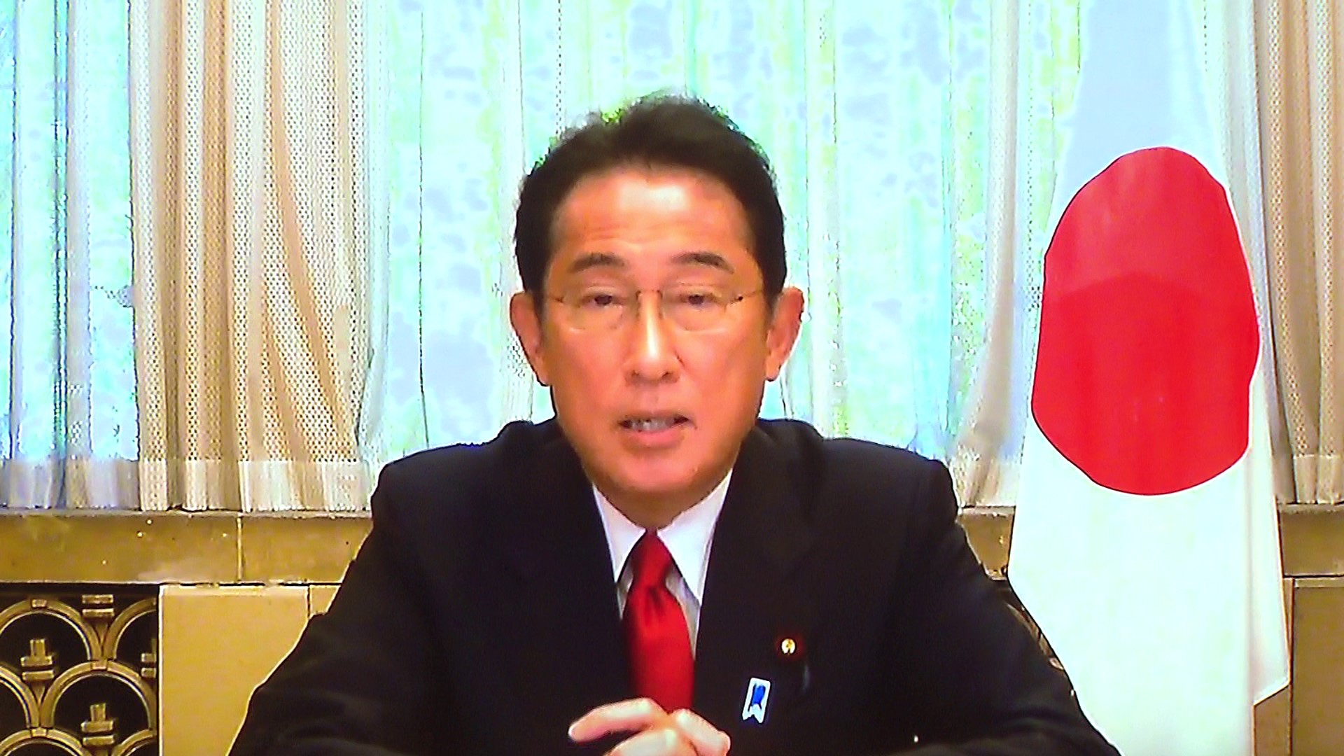 記者の質問に答える岸田総理