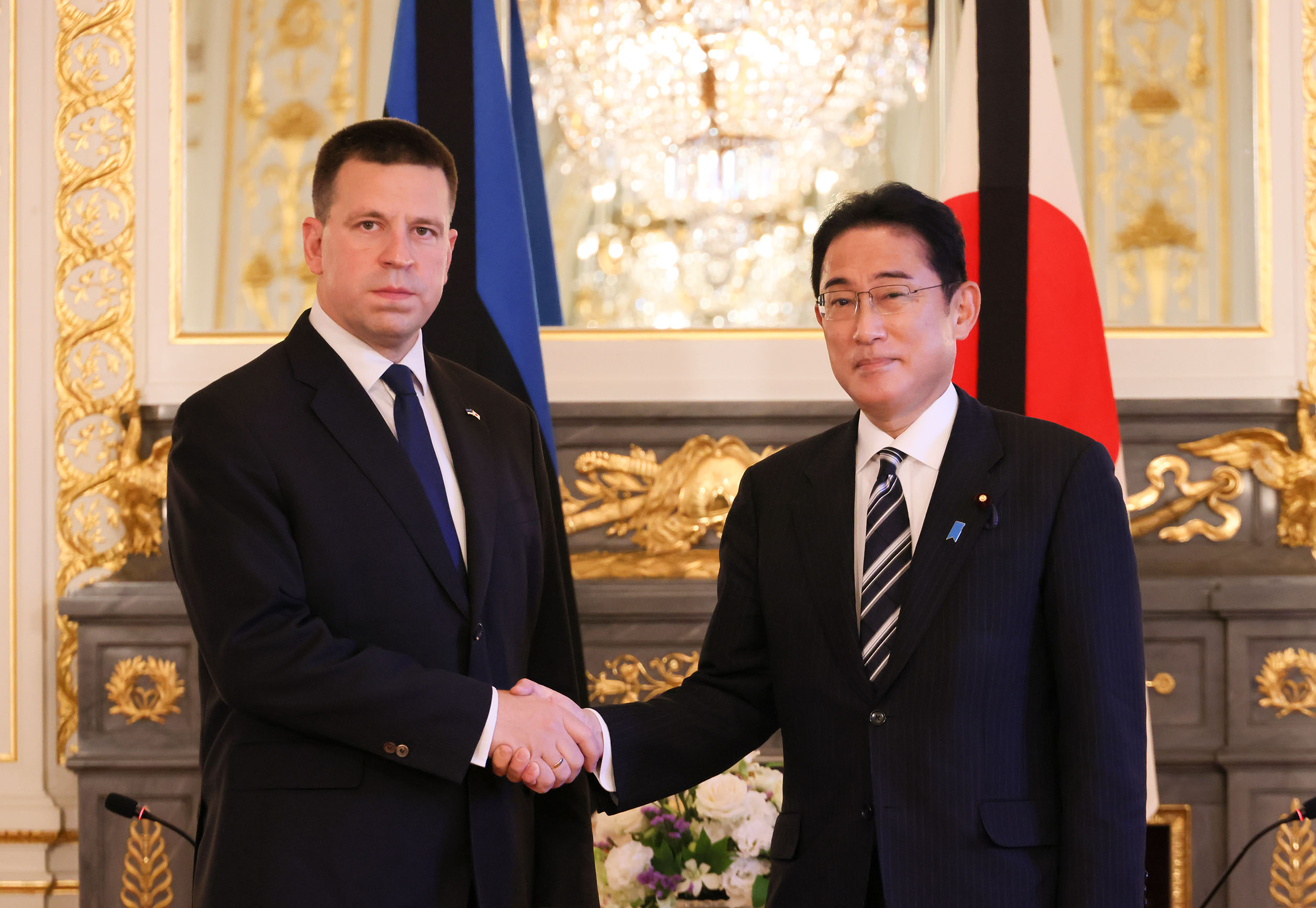 ラタス・エストニア共和国国会議長と会談する岸田総理１
