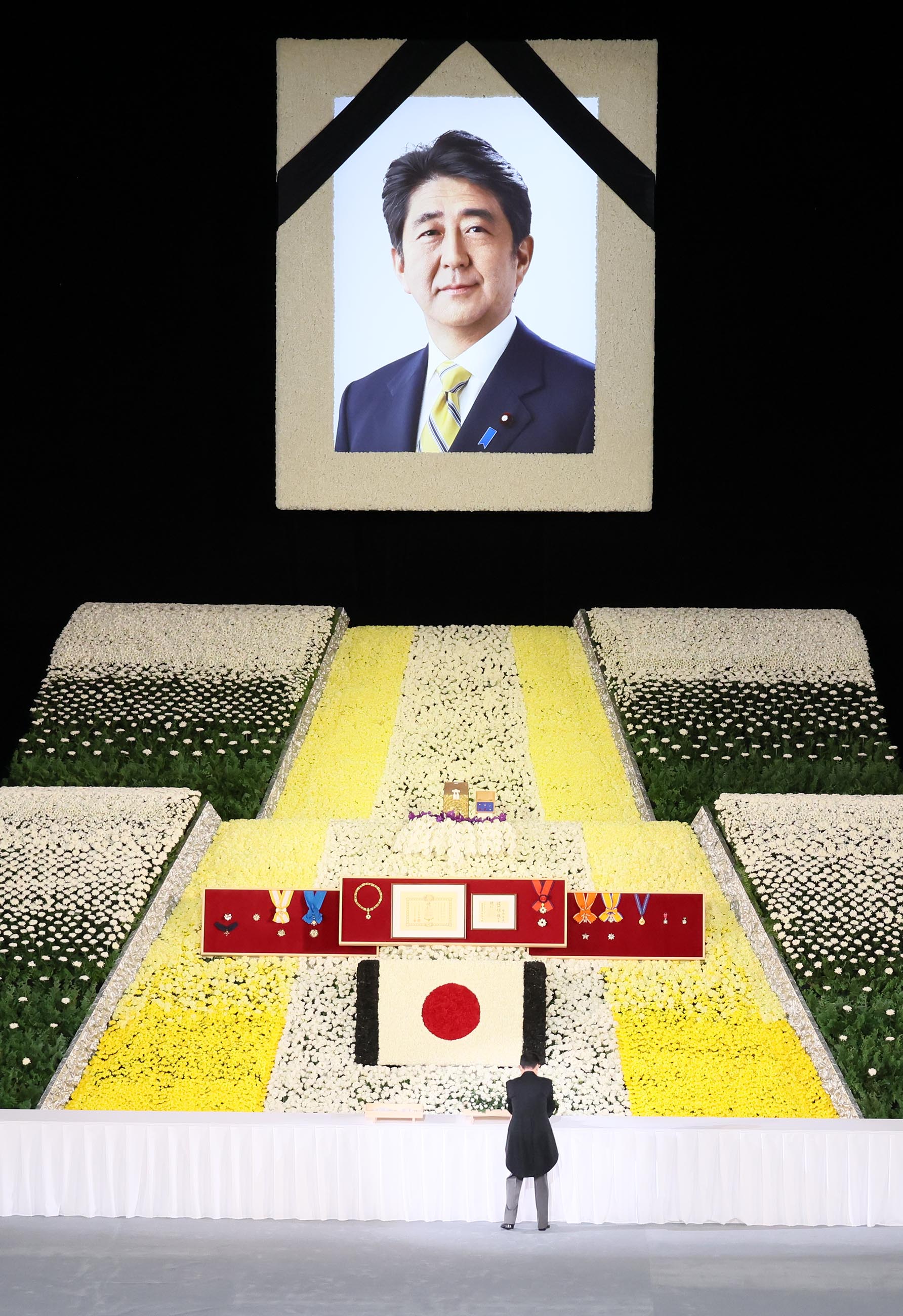 献花をする岸田総理１