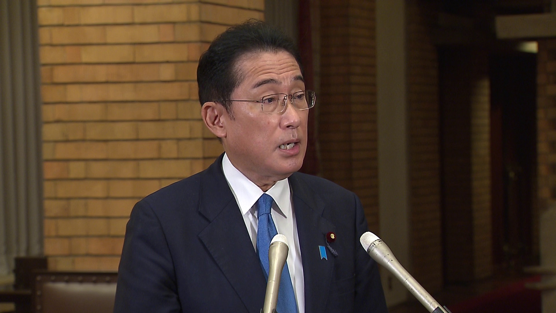記者の質問に答える岸田総理