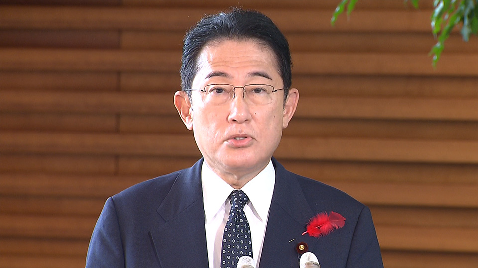 記者の質問に答える岸田総理