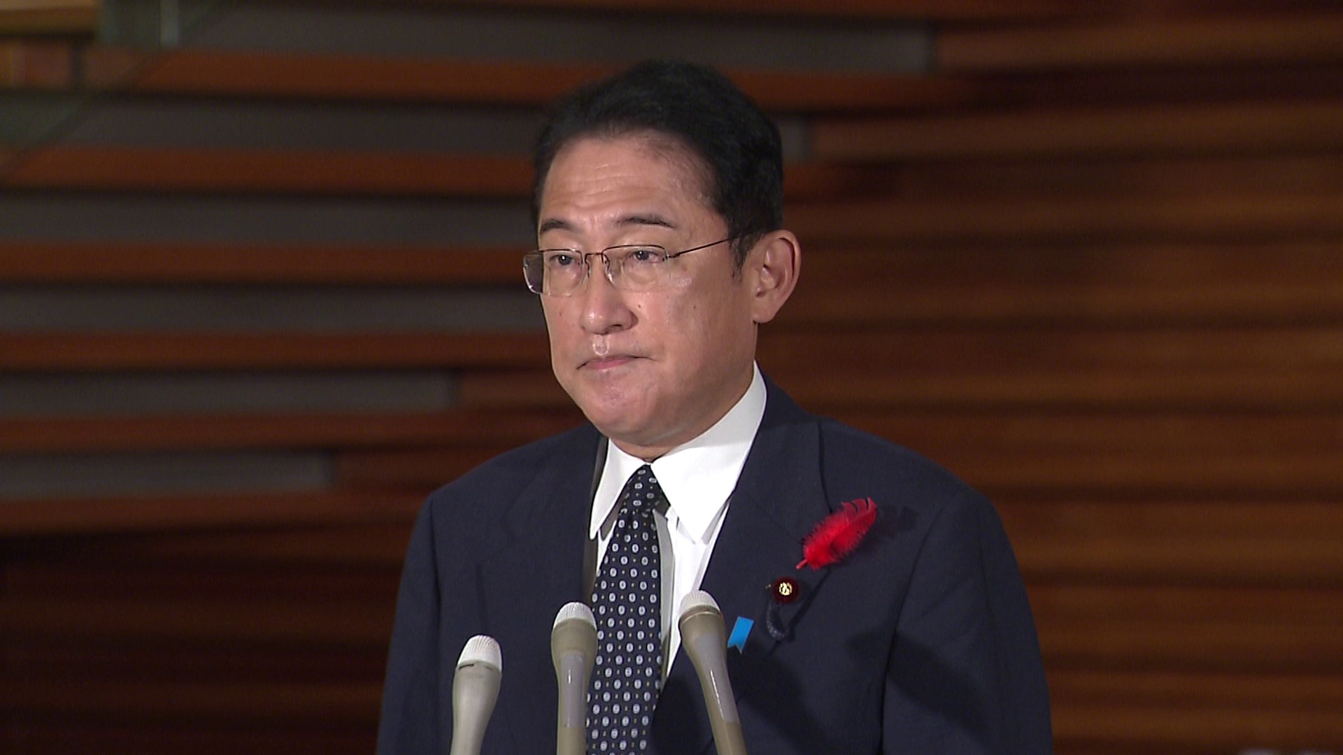 記者の質問に答える岸田総理
