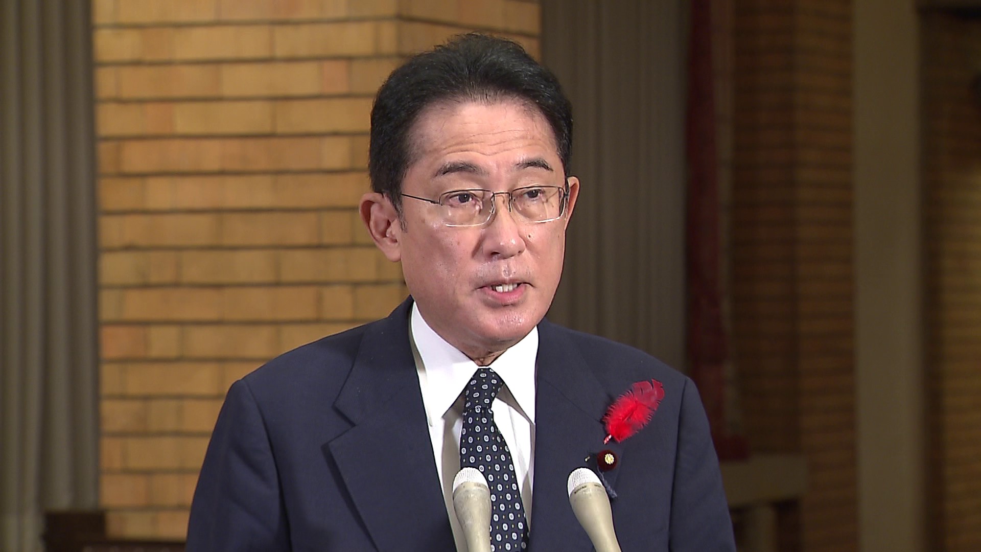 記者の質問に答える岸田総理