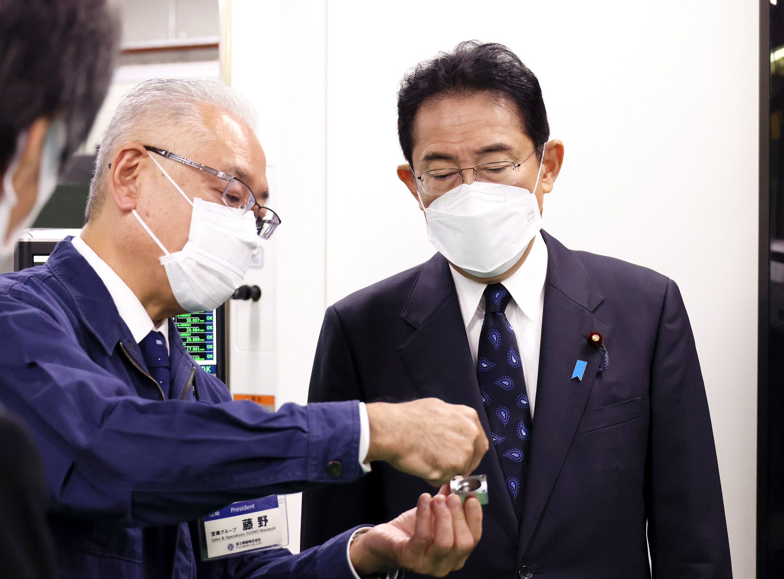 精密機械部品の製造・販売を行う企業を視察する岸田総理１