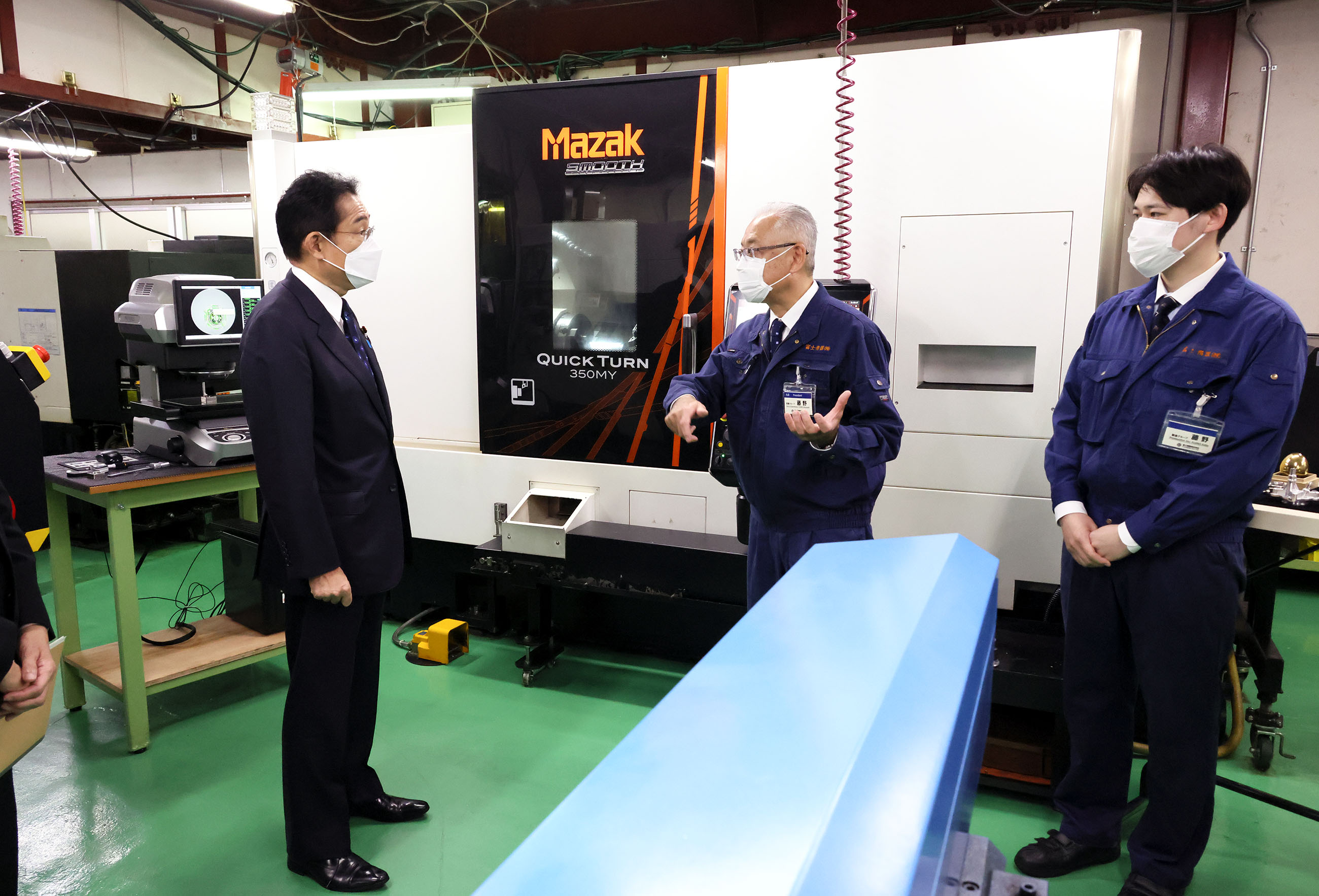 精密機械部品の製造・販売を行う企業を視察する岸田総理２