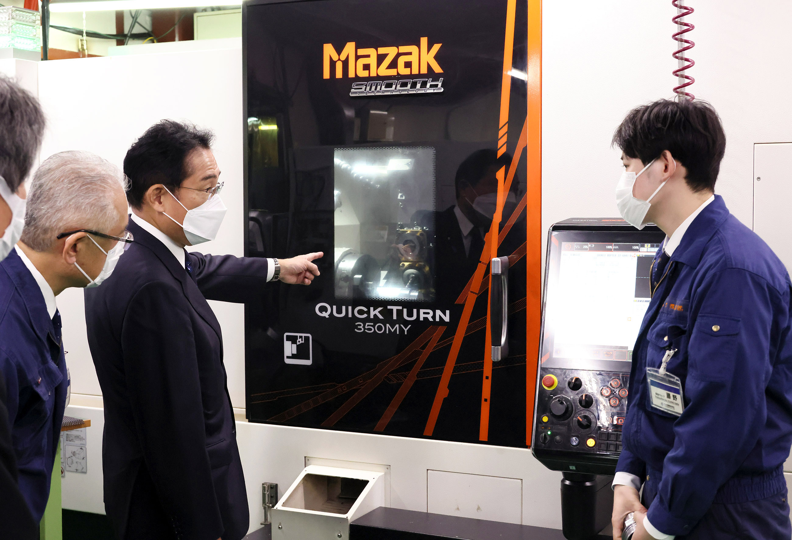 精密機械部品の製造・販売を行う企業を視察する岸田総理４
