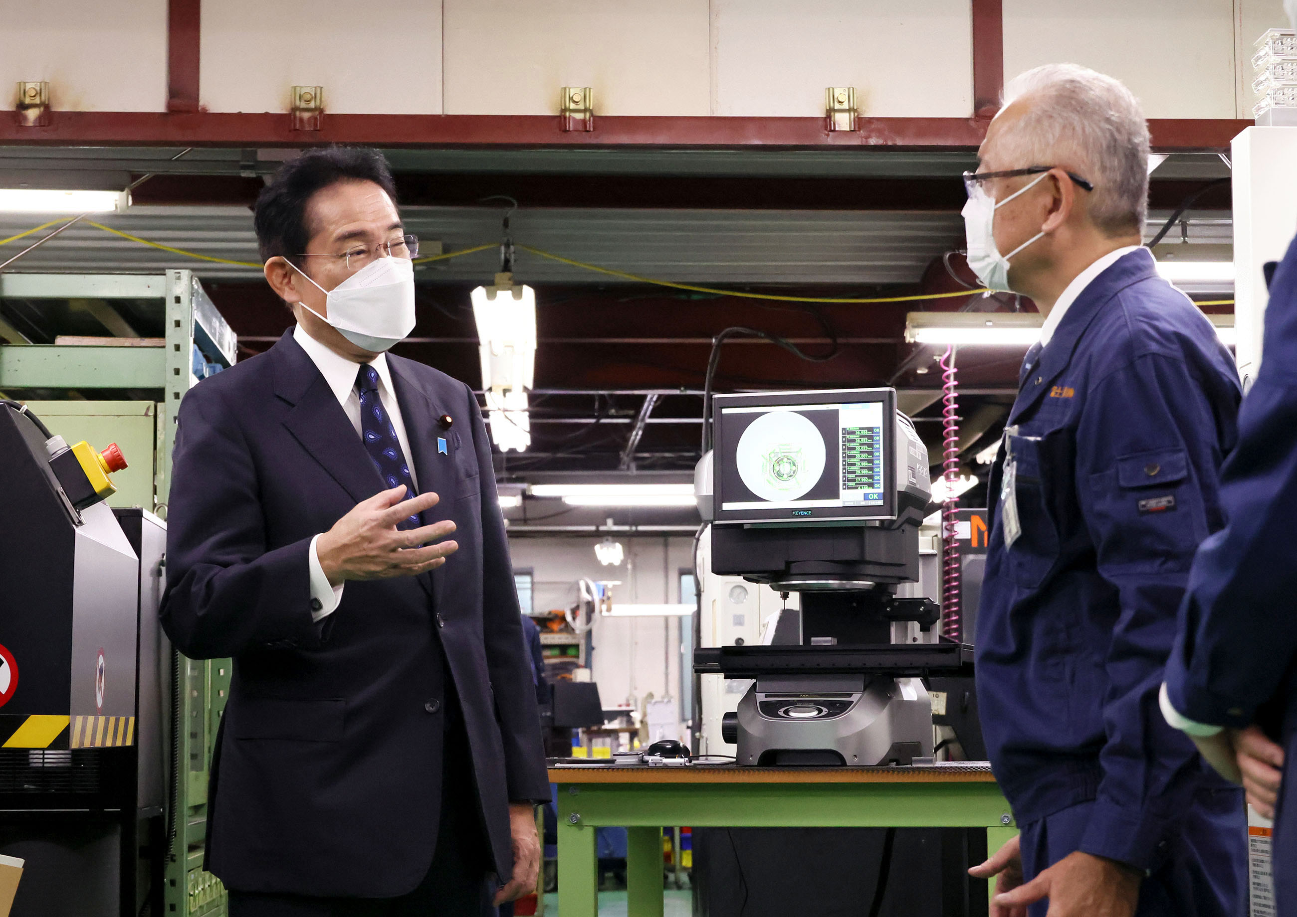 精密機械部品の製造・販売を行う企業を視察する岸田総理５
