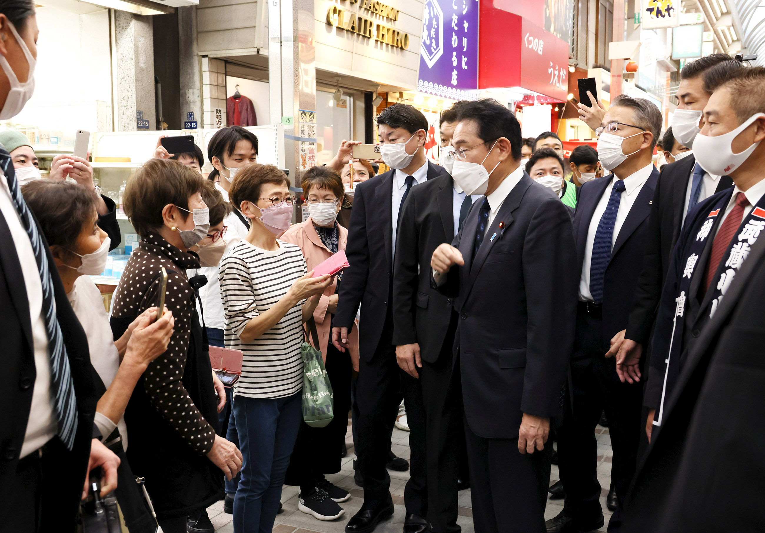 武蔵小山商店街パルムを視察する岸田総理２