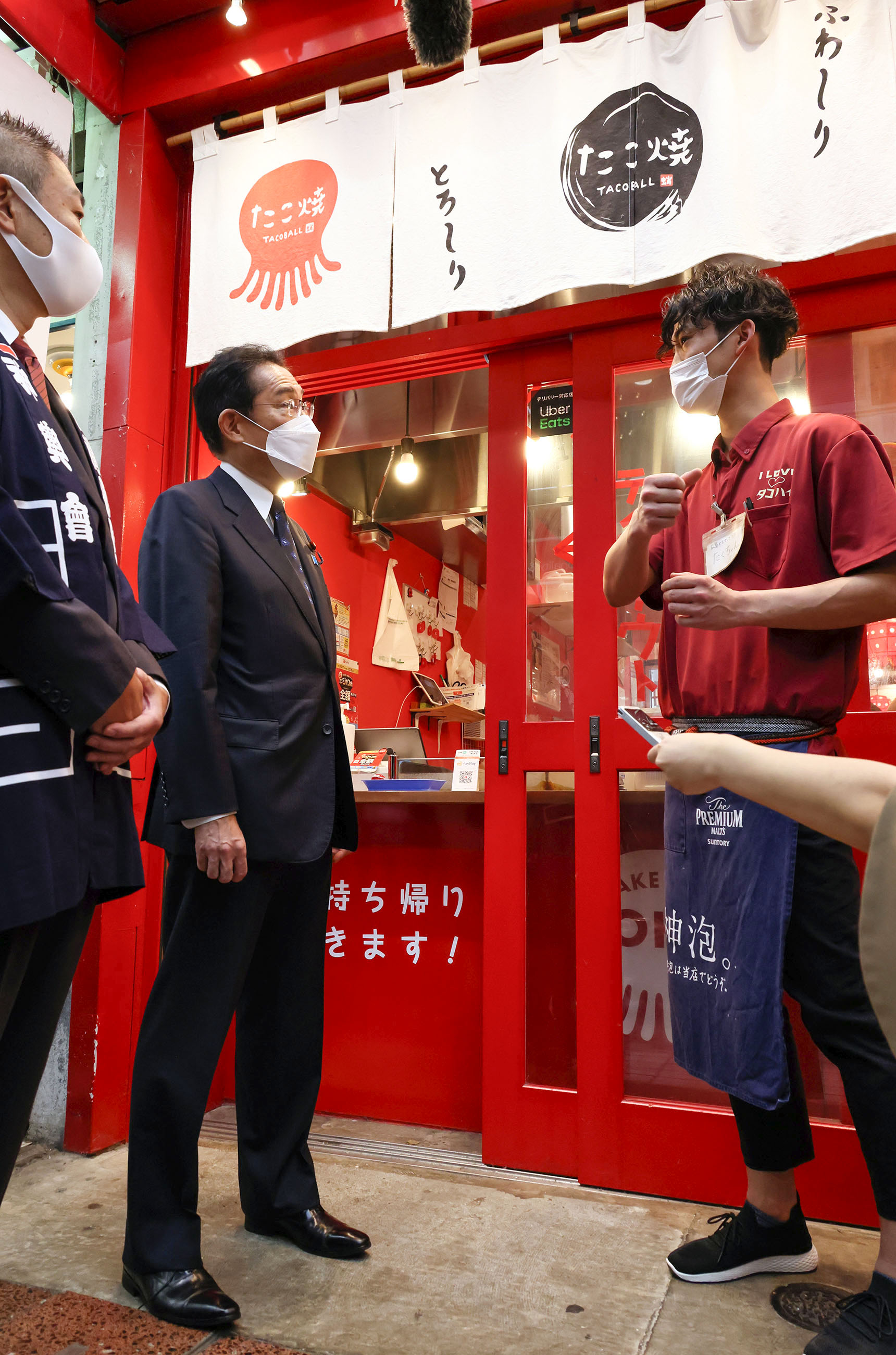たこ焼き店を視察する岸田総理１
