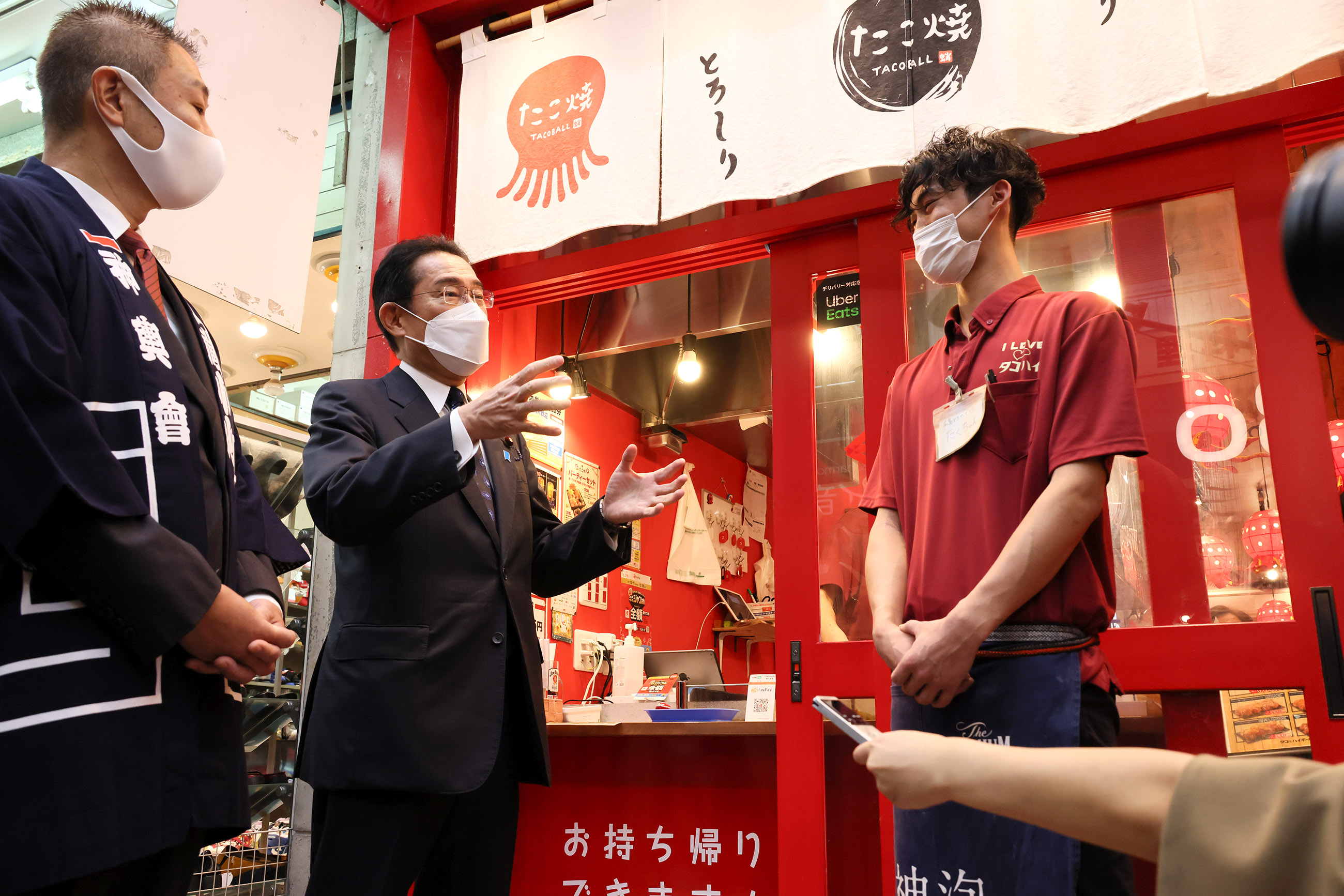 たこ焼き店を視察する岸田総理２