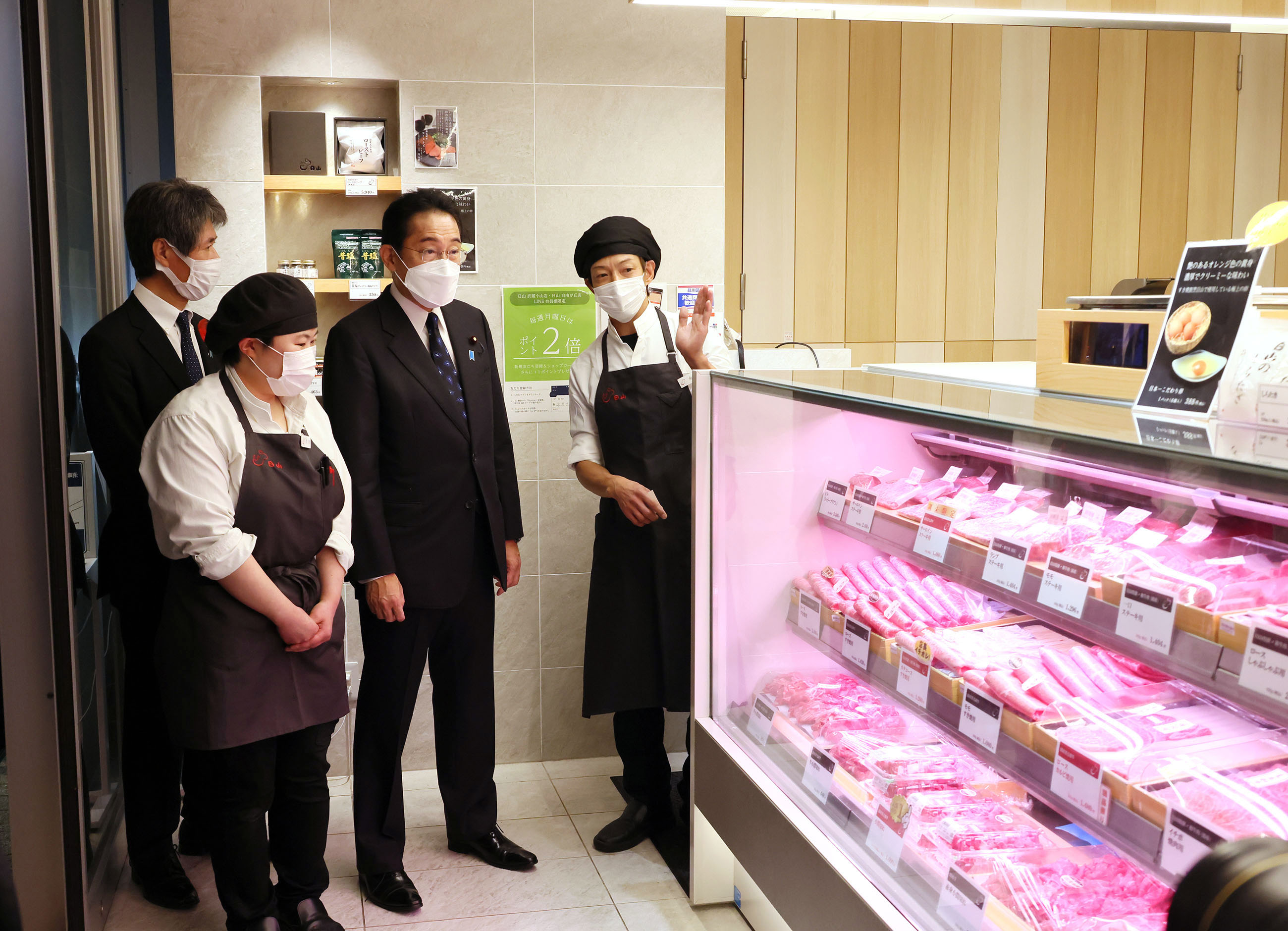 精肉店を視察する岸田総理１