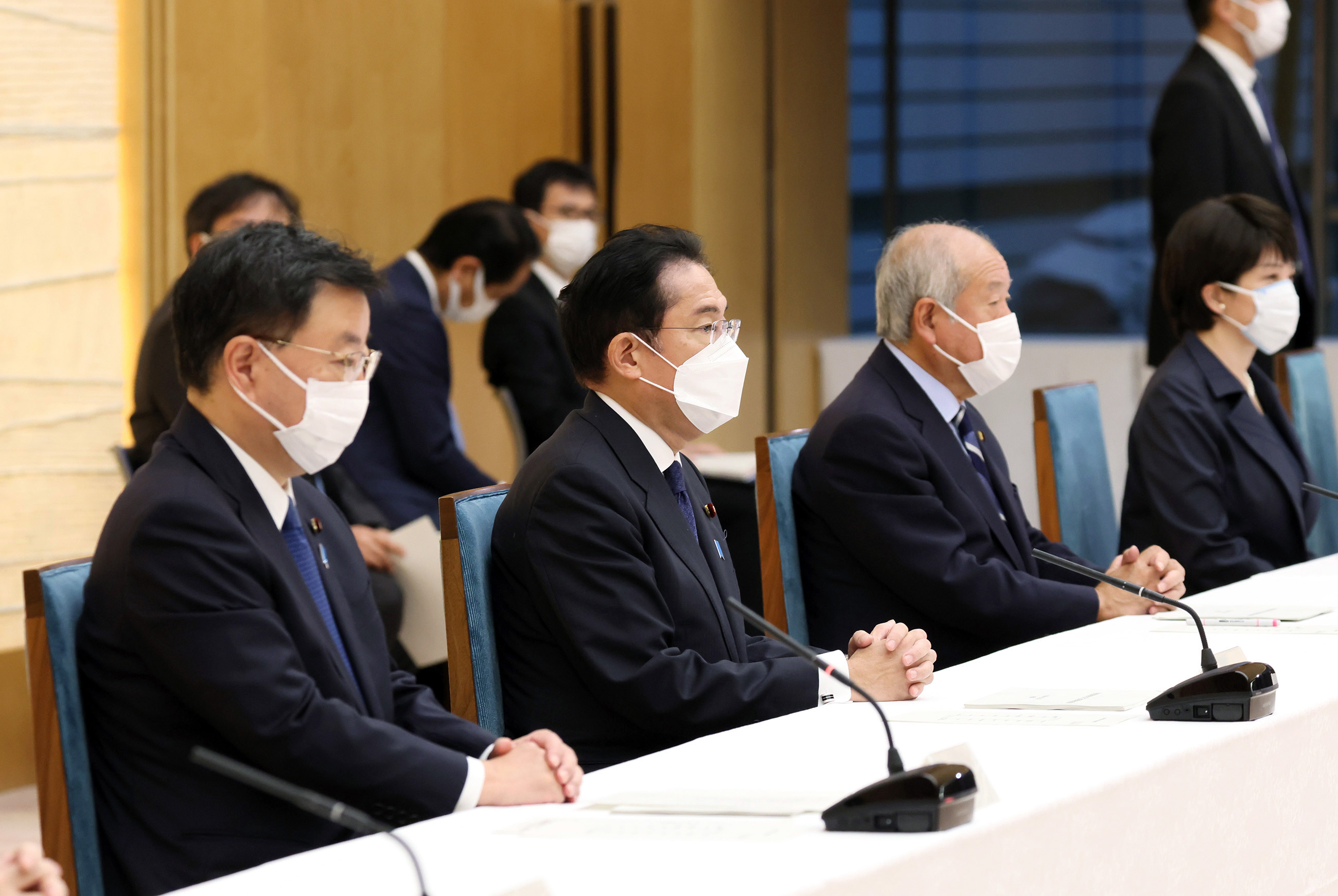 会議に臨む岸田総理１