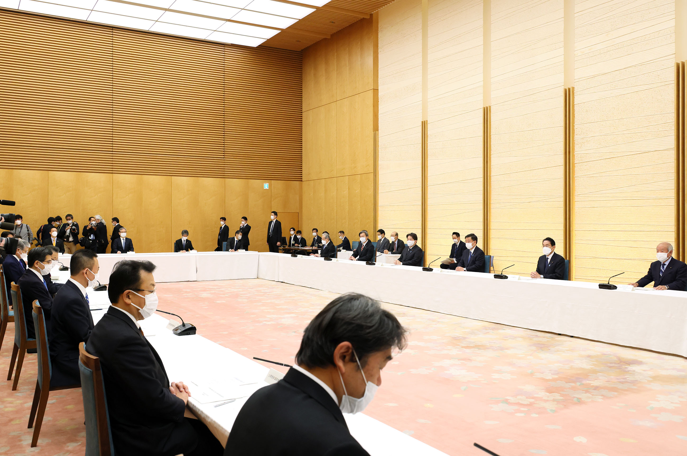 会議に臨む岸田総理２