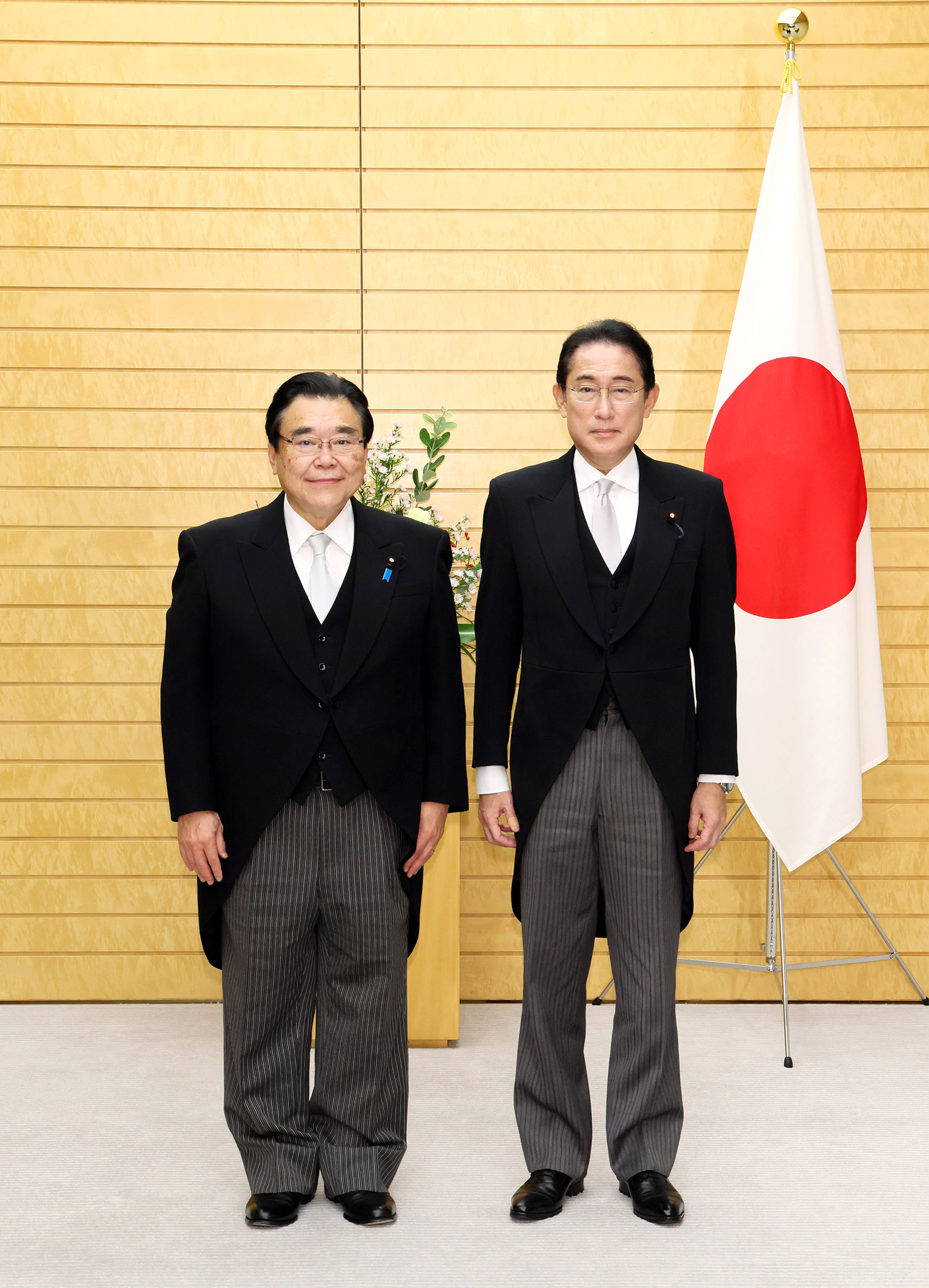 後藤大臣と写真撮影に臨む岸田総理２
