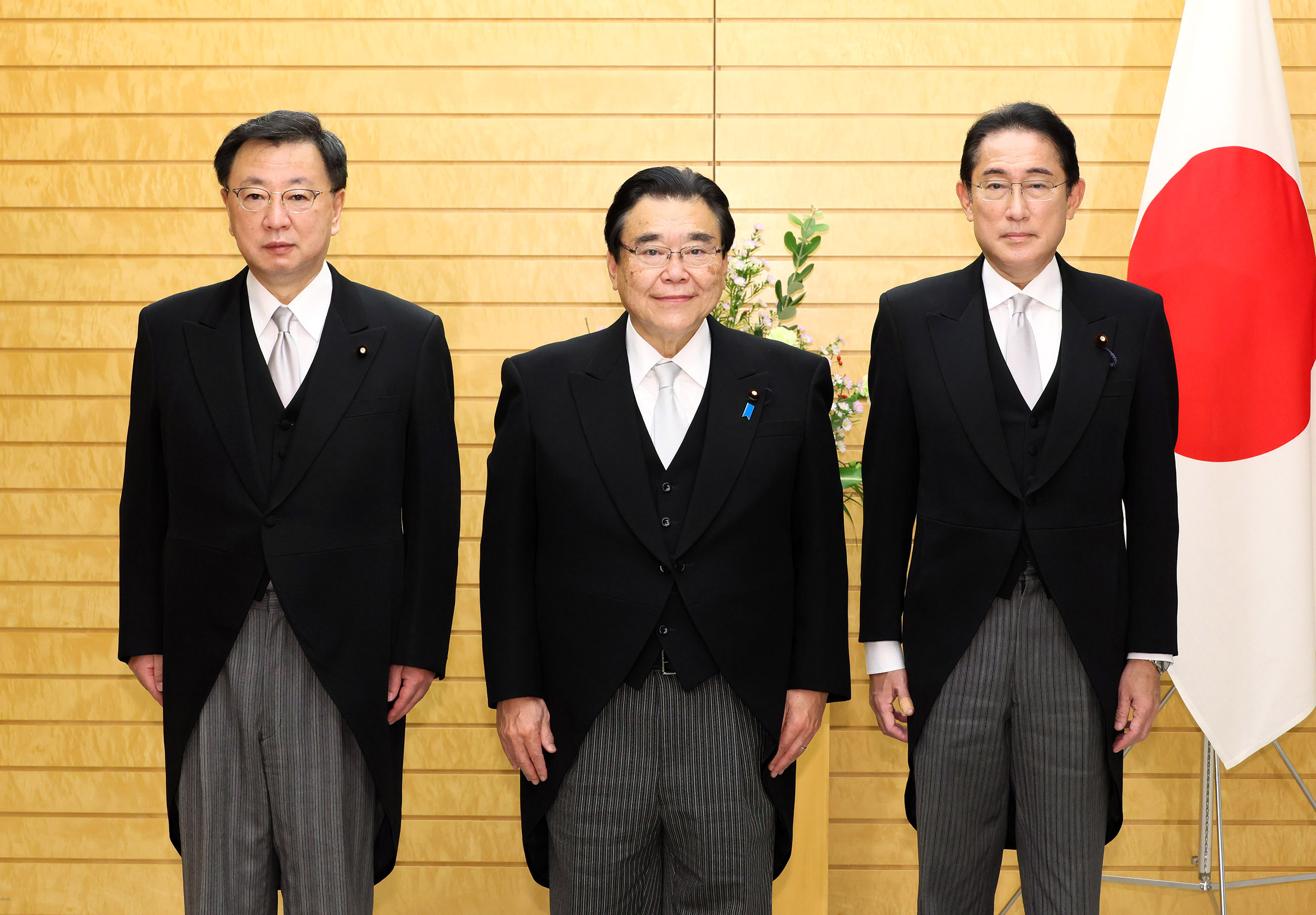 後藤大臣と写真撮影に臨む岸田総理３