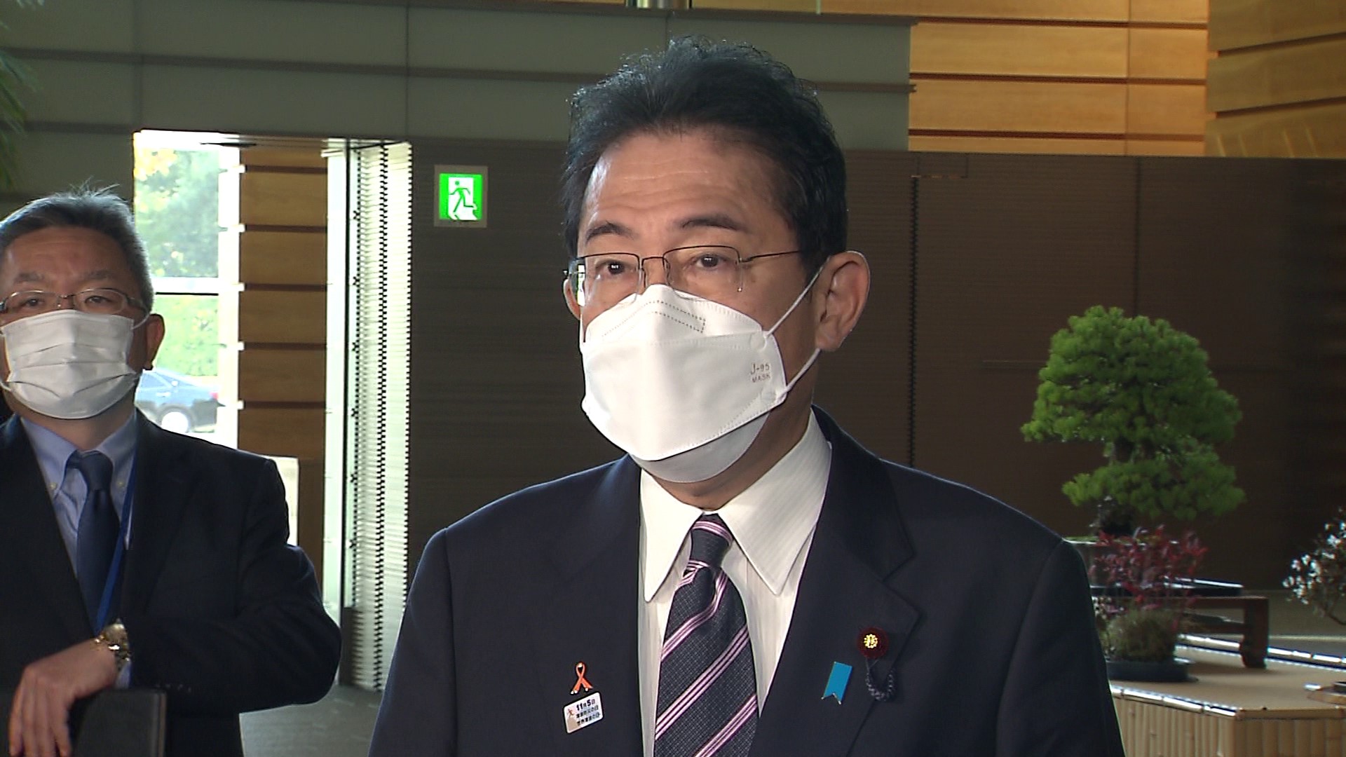 記者の質問に答える岸田総理